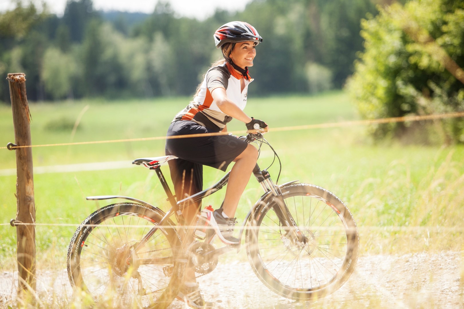 Eine abwechslungsreiche Radtour über naturnahe Pfade, vorbei an Seen und hin zu spektakulären Aussichtspunkten im Süden von Kaufbeuren.
Foto: Melanie Gotschke/Stadt Kaufbeuren