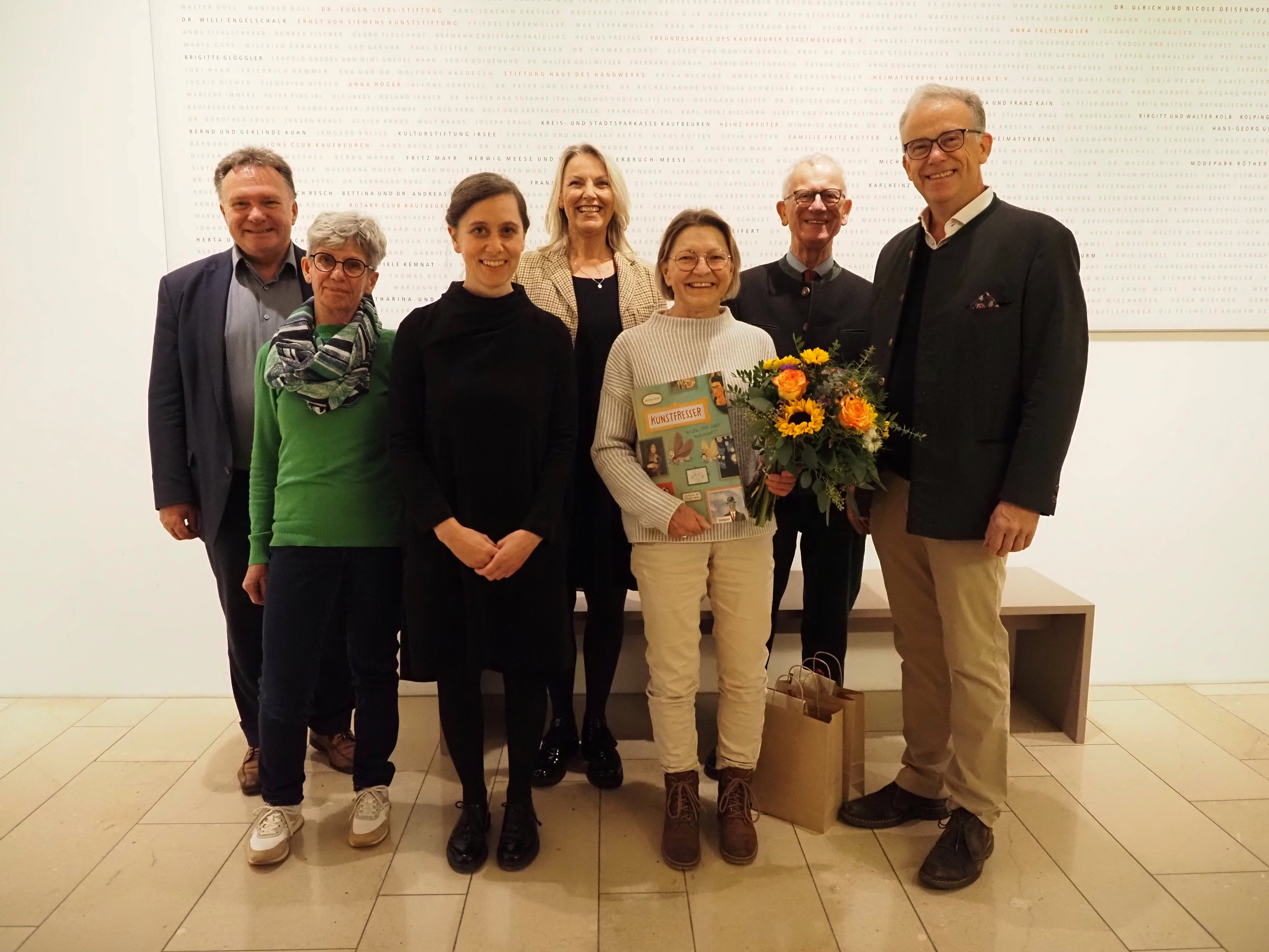 Der Vorstand des Freundeskreises des Kaufbeurer Stadtmuseum freut sich über das 500. Mitglied, Frau Karin Mayrhofer. V.l.n.r.
Oberbürgermeister Stefan Bosse, Herta Socher (ehrenamtliche Ansprechpartnerin Freundeskreis Stadtmuseum), Museumsleiterin Petra Weber, Schriftführerin Barbara Burck, Karin Mayrhofer, Beirat Dr. Rainer Jehl, erster Vorsitzender Dr. Andreas Rhein (Foto: Stadtmuseum Kaufbeuren) 