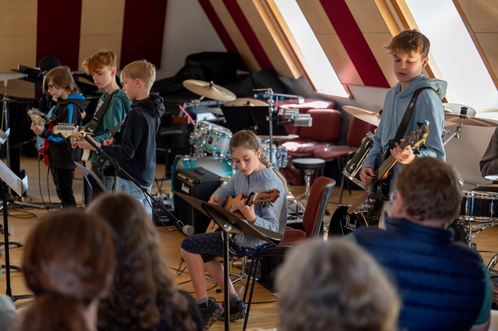 Die jungen Musikerinnen und Musiker des letztjährigen Bandworkshops. 
Fotos: Mr. Simpson