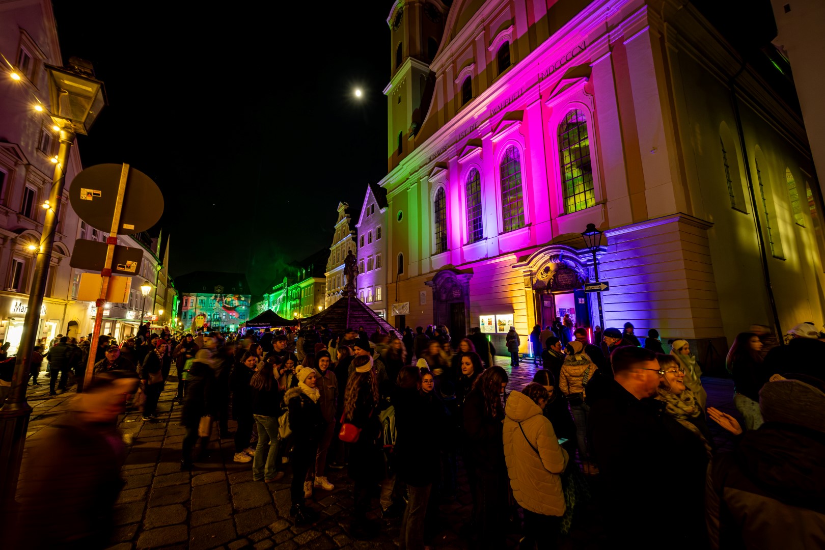 Illuminierte Gebäude in der ganzen Stadt empfangen die Gäste mit Licht und Wärme. Foto: Simon Ledermann