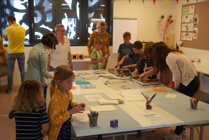 Familien und Kinder bei der Bienentuchwerkstatt im Stadtmuseum. (Foto: Stadtmuseum Kaufbeuren)