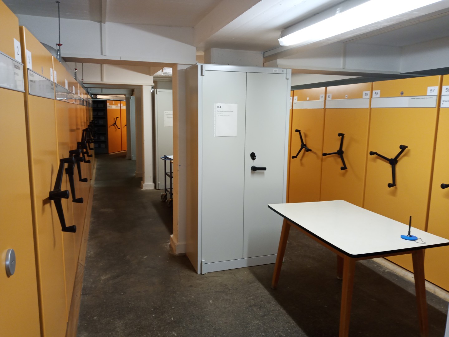 Blick in eines der Magazine des Stadtarchivs Kaufbeuren
Bildrechte: Stadtarchiv Kaufbeuren