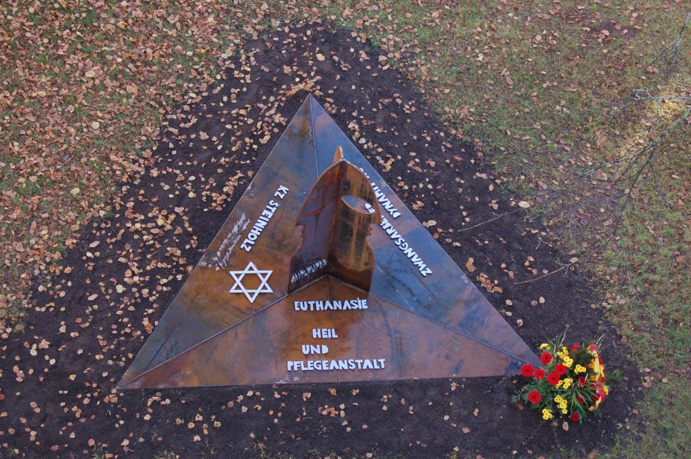 Mahnmal für die Opfer des Nationalsozialismus in Kaufbeuren von Roman Harasymiw, Peter R. Müller unter Mitwirkung der Jugendgruppe „Die Salzstreuer“. (Foto. Wikicommons)