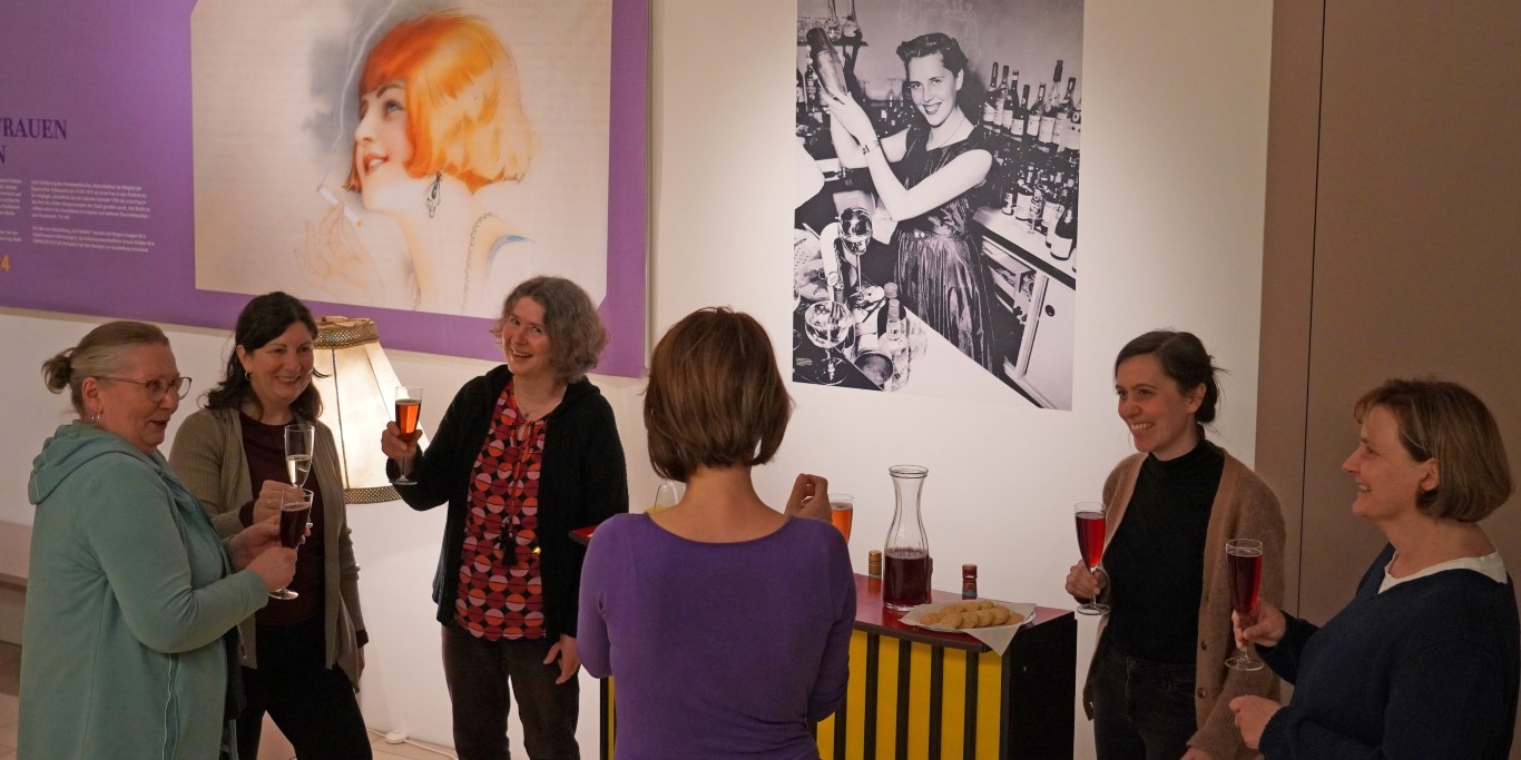 Foto: Geselliger Austausch an der Fräulein-Bar (Foto: Stadtmuseum Kaufbeuren)