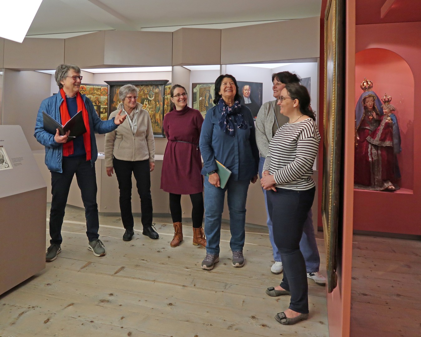 Ausstellungsbegleiter Christoph Thoma und Ausstellungsbegleiterin Gabriele Tietz bei der Führung „Wenn es zu Ende geht“ (Foto: Stadtmuseum Kaufbeuren)