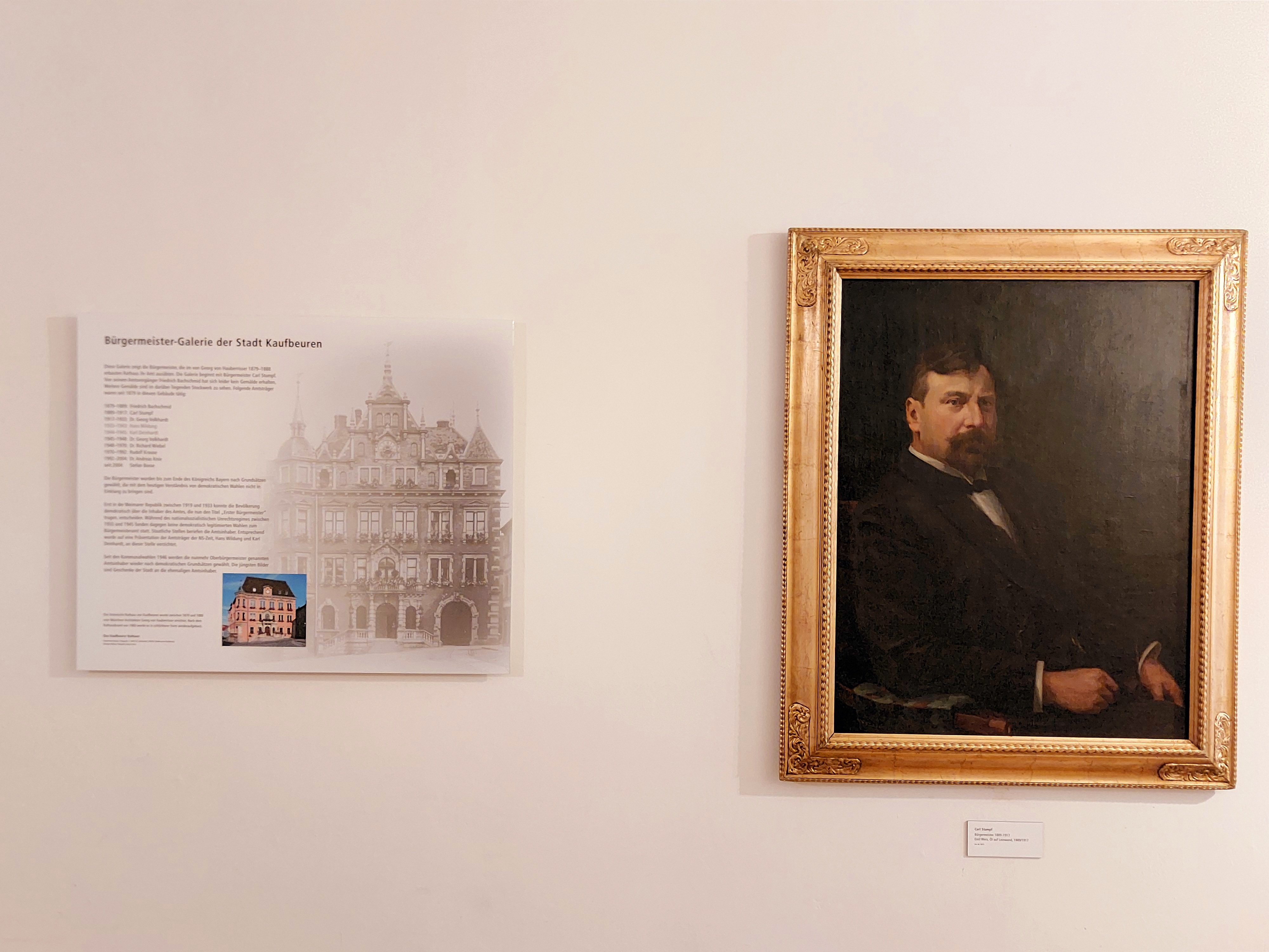 Das Porträt des Bürgermeisters Carl Stumpf neben der neuen Texttafel im Rathaus. (Bildnachweis: Peter Igel / Stadt Kaufbeuren)