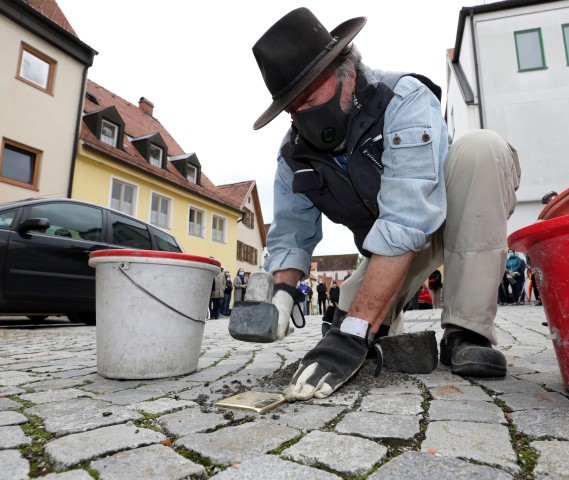 Der Künstler Gunter Demnig bei der Verlegung der Stolpersteine im September 2020, Foto: Matthias Wild