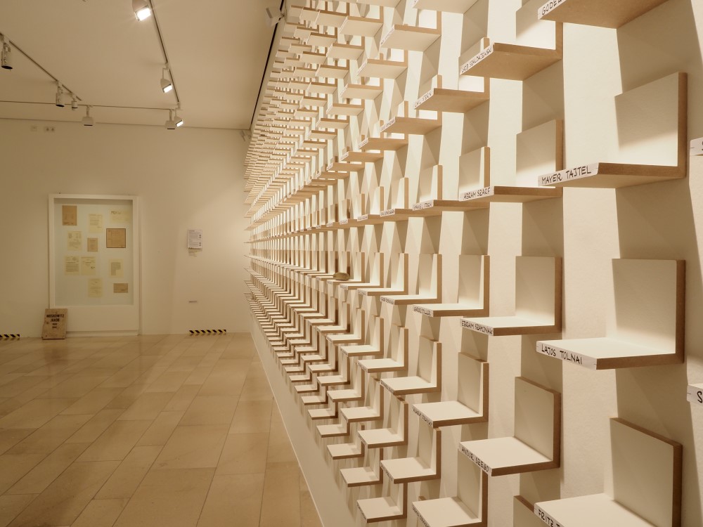 Installation von Cornelia Renz für die jüdischen Opfer des KZ-Außenlagers Riederloh II (Foto: Stadtmuseum Kaufbeuren)