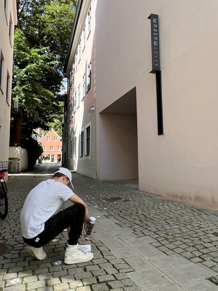 Bildnachweis: Bundesfreiwilliger Paul Fuchs beim Guerilla-Marketing für die Museums-Safari. (Foto: Stadtmuseum Kaufbeuren)