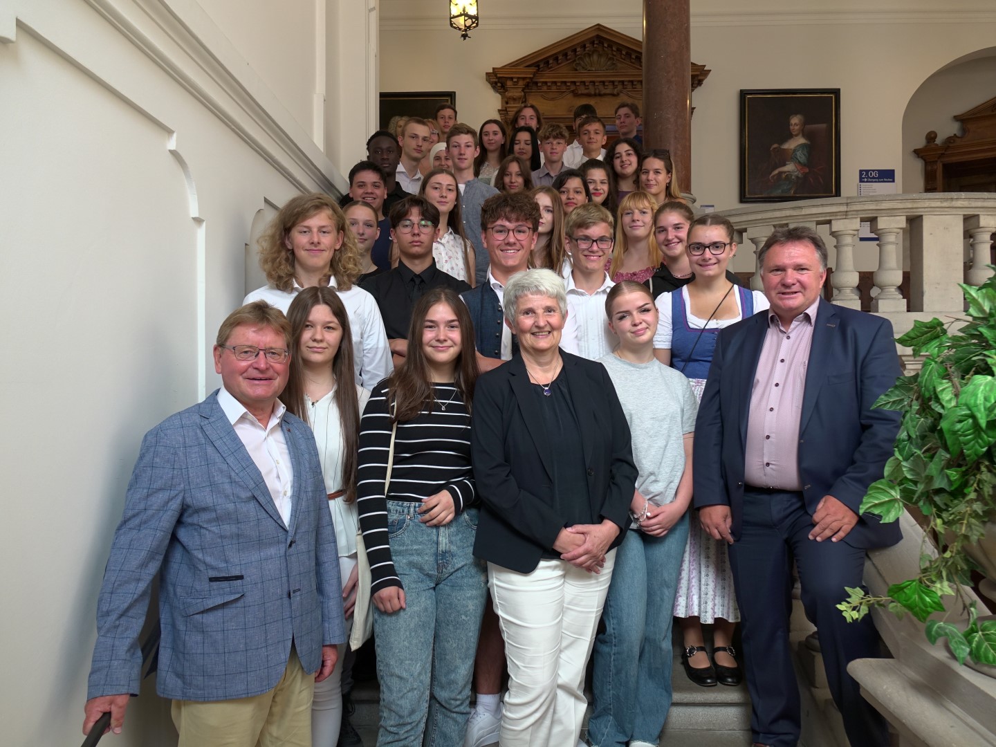 Inmitten der stolzen Schüler: Dr. Paul Wengert (erste Reihe links außen) und Oberbürgermeister Stefan Bosse (erste Reihe, rechts außen) sowie Karin Weikmann, Schulamtsdirektorin unten, erste Reihe Mitte)