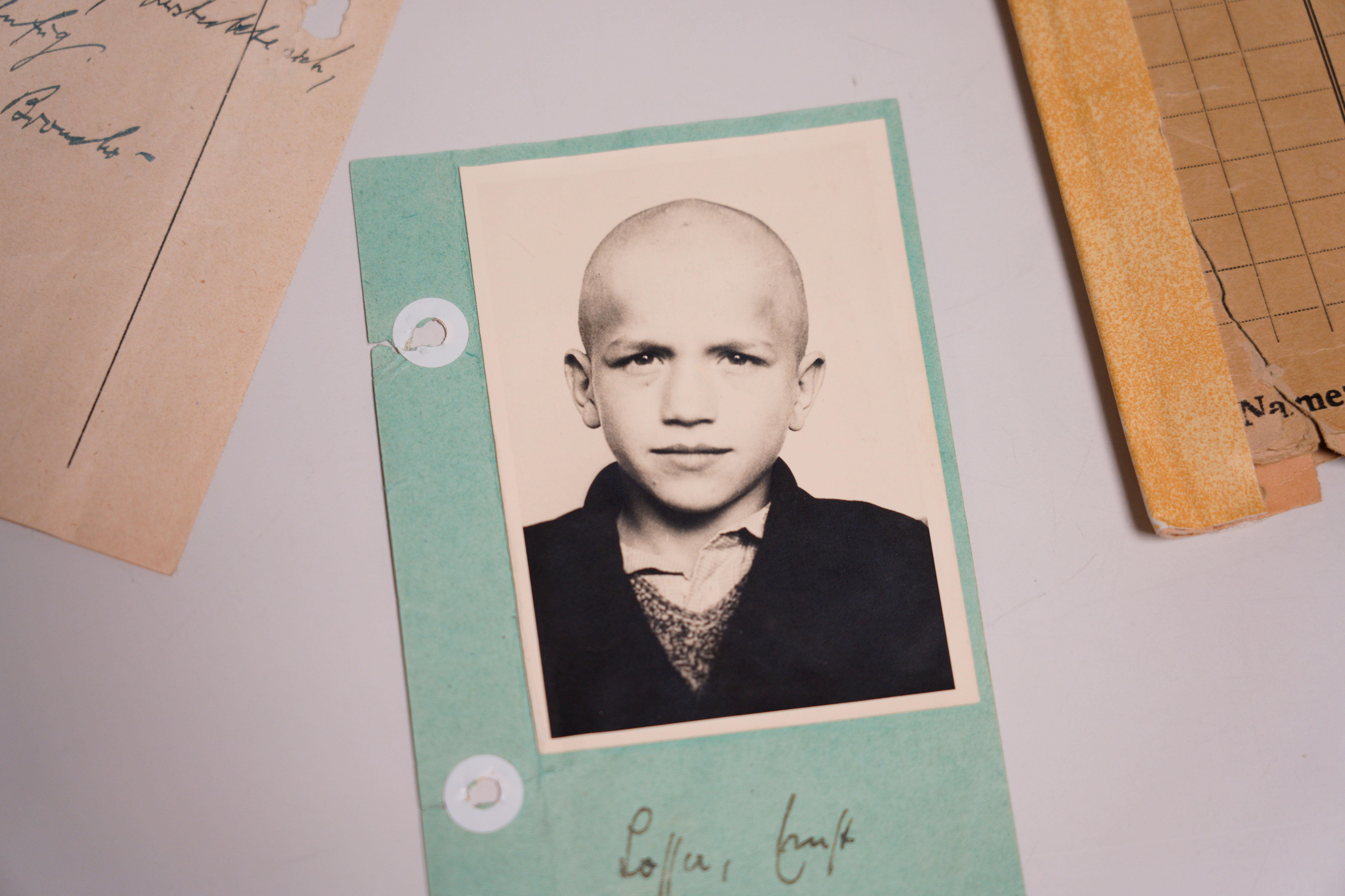 Die Patientenakte des NS-„Euthanasie“-Opfers Ernst Lossa liegt im Bezirksarchiv in Kaufbeuren. Foto: Gregor Hanewacker