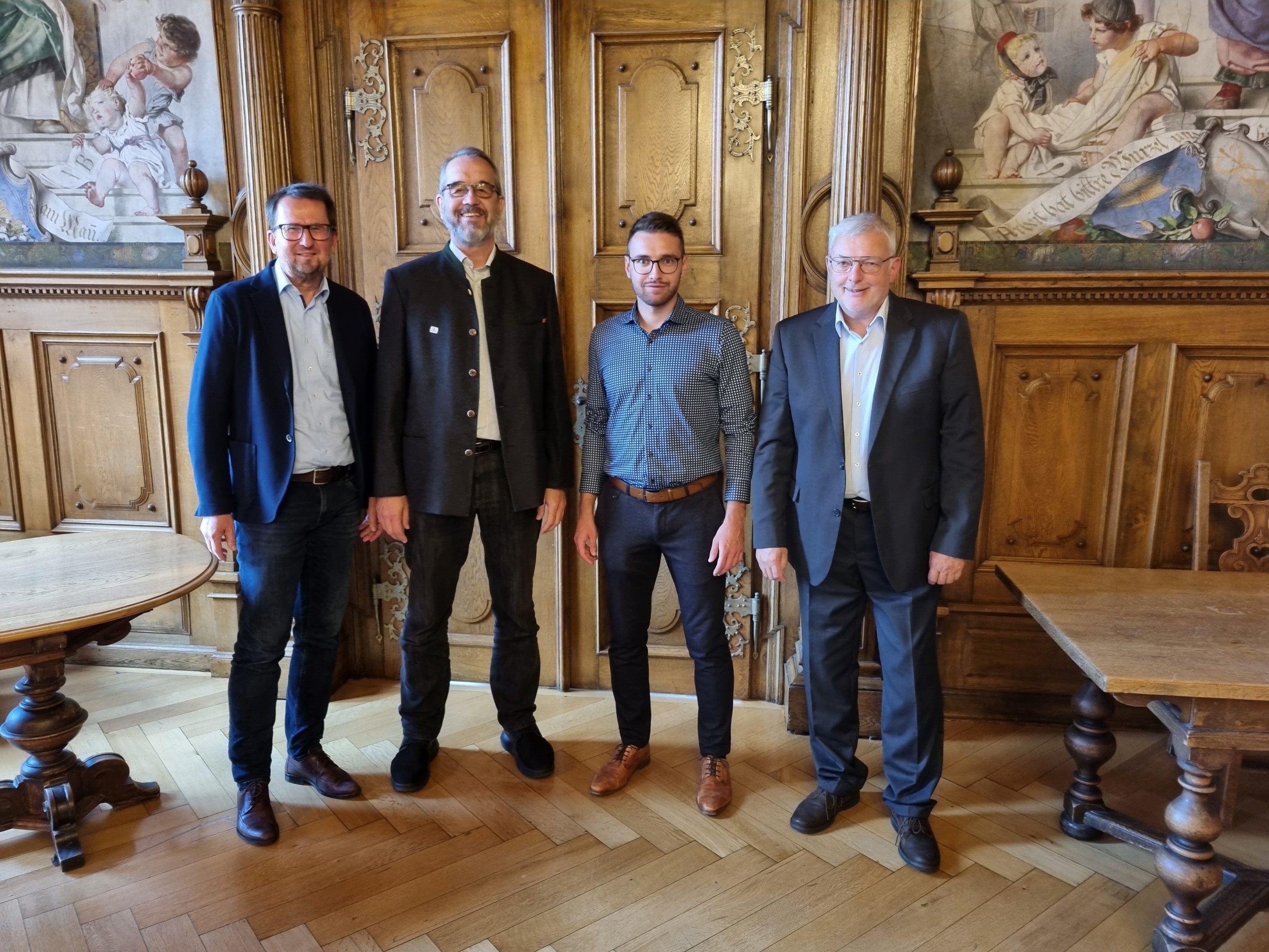 Zum vergangenen Termin waren alle drei Aktivsenioren gleichzeitig im Kaufbeurer Rathaus.
Von links: Carsten Grams, Stefan Geyrhalter, Tobias Müller, Abteilungsleiter Wirtschaftsförderung, und Ralf Wachter 
Bildnachweis: Tanja Detter/Stadt Kaufbeuren

