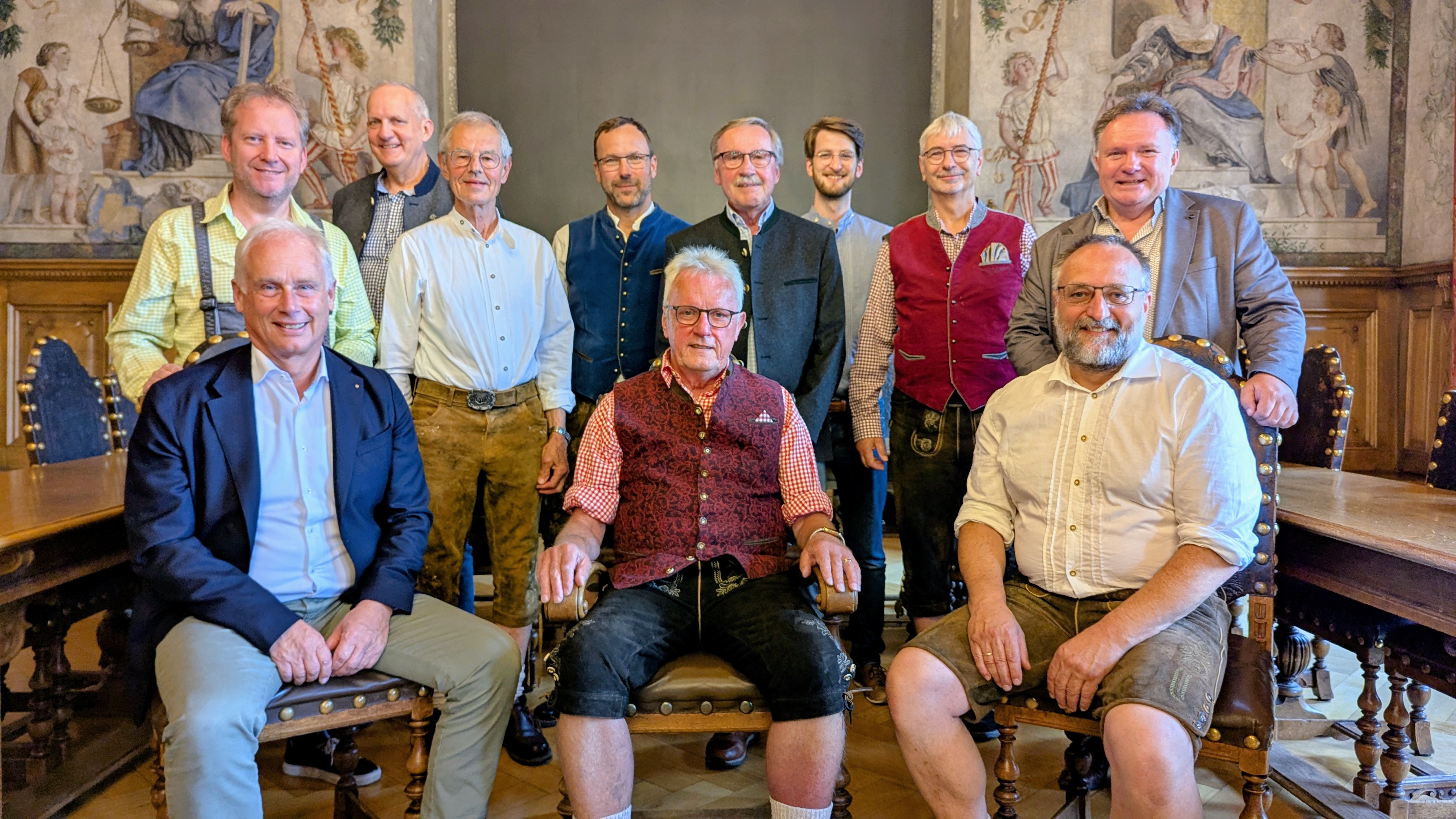 v.l.n.r.: Reihe unten (sitzend):
Hermann Starnecker, Karl-Heinz Kielhorn, Christof Walter
1. Reihe stehend:
Dieter Schaurich, Dr. Peter Gleichsner, Wilfried Kerz, Dr. Meinolf Serafin, Oberbürgermeister Stefan Bosse, 
2. Reihe stehend:
Dirk Streichert, Dr. Rochus Höhne, Benjamin Sandler.

Foto: Christoph Rothe/Stadt Kaufbeuren