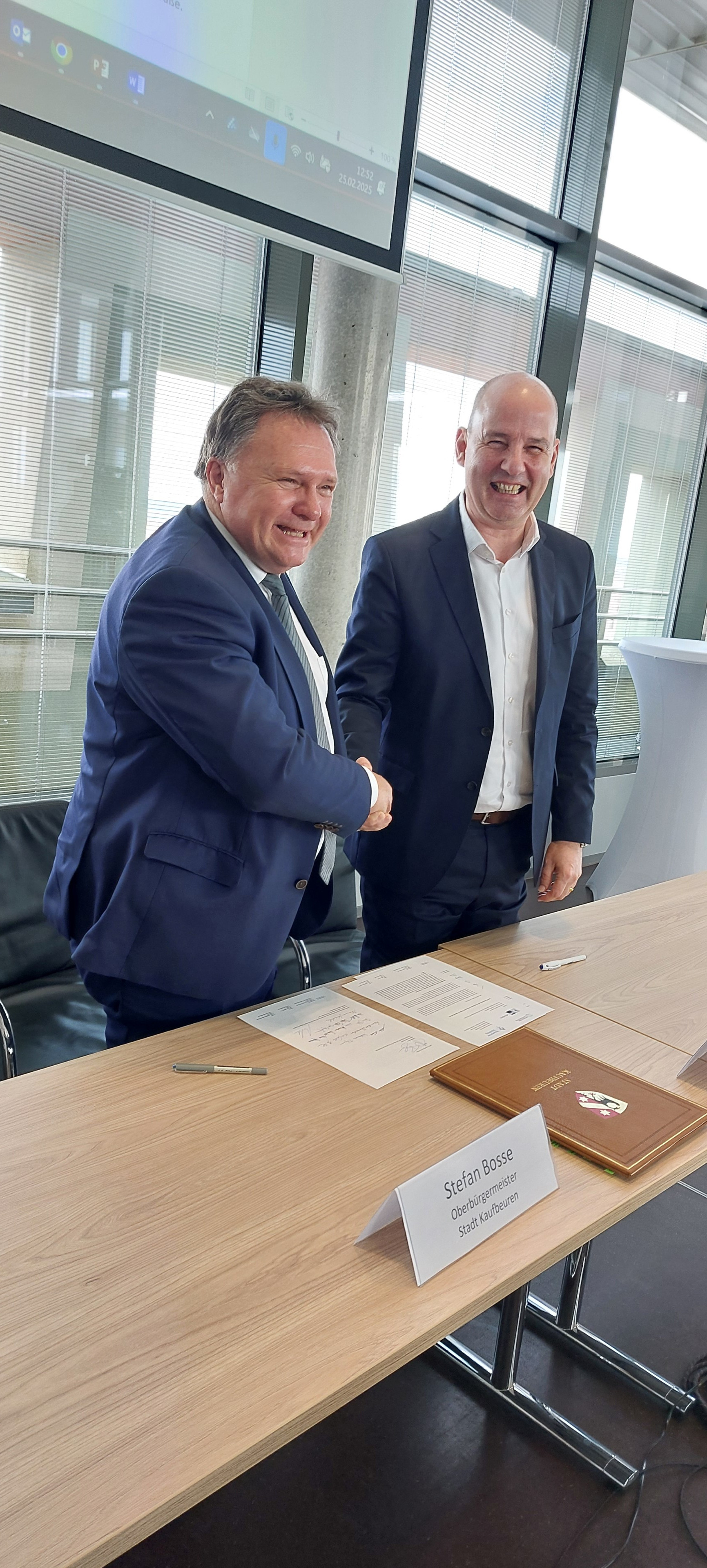 OB Bosse und Dr. Marc Lucassen (Hauptgeschäftsführer der IHK Schwaben) nach der Unterzeichnung des Positionspapiers.
Foto: Peter Igel/Stadt Kaufbeuren