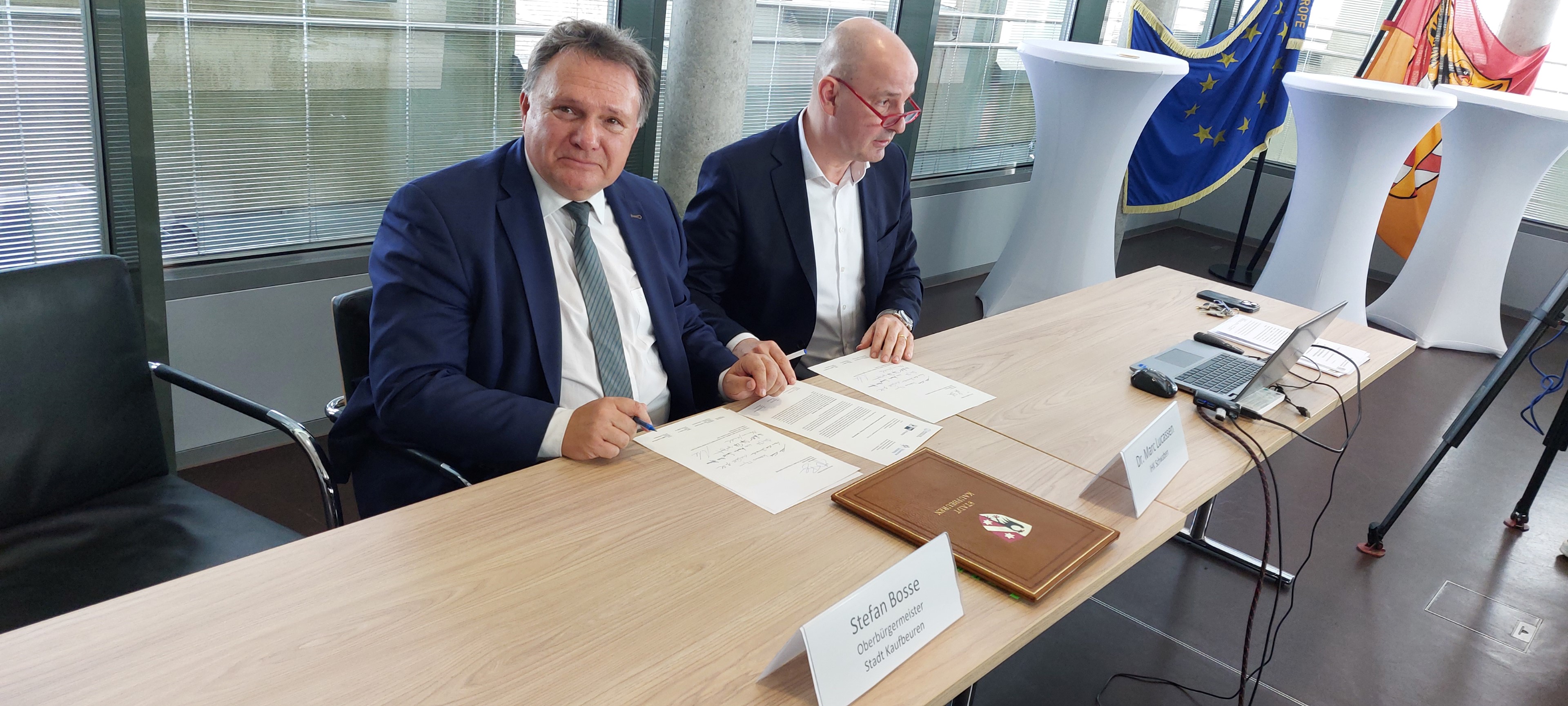 OB Bosse und Dr. Marc Lucassen (Hauptgeschäftsführer der IHK Schwaben) bei der Unterzeichnung des Positionspapiers.
Foto: Peter Igel/Stadt Kaufbeuren