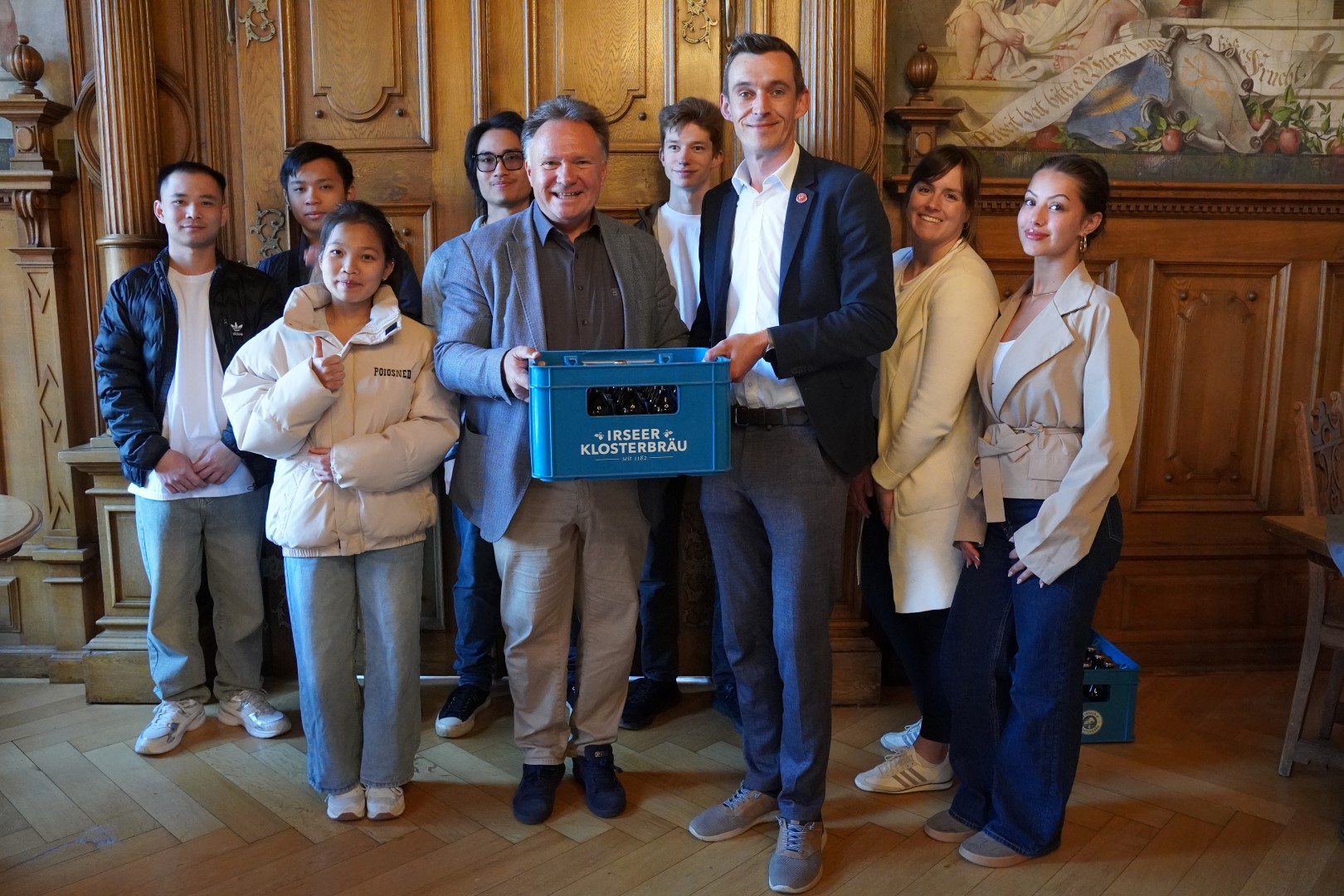 David Frick (3. von rechts) vom Irseer Klosterbräu war mit mehreren Auszubildenden zu Gast bei Oberbürgermeister Stefan Bosse (Mitte) im Rathaus.