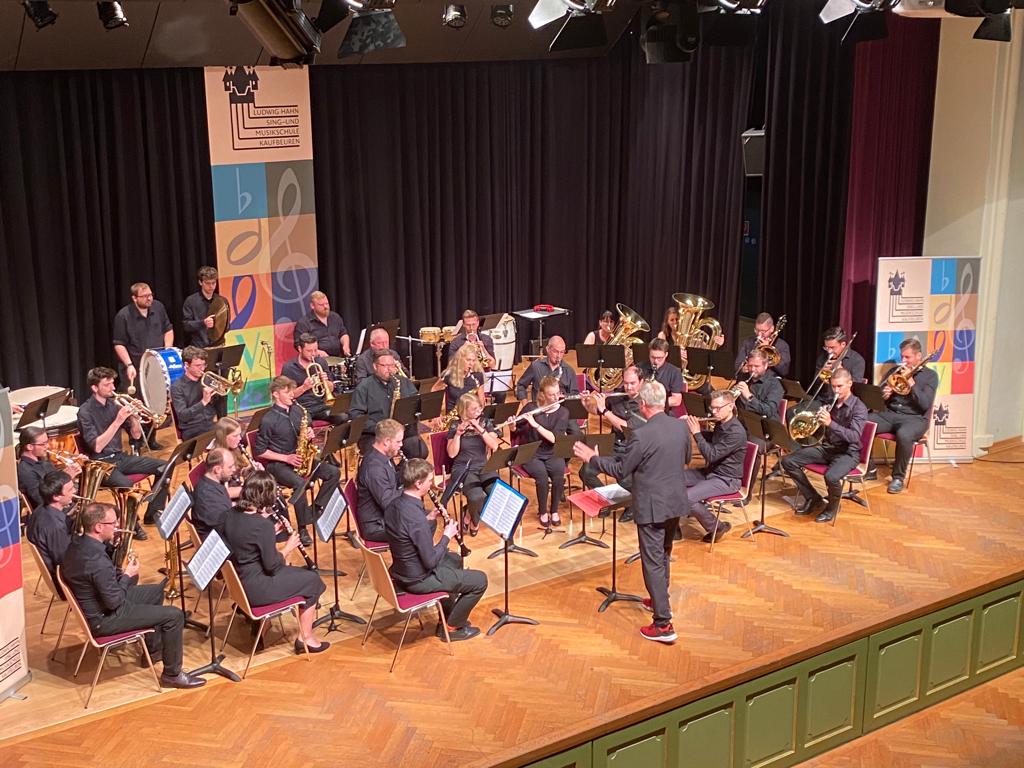 Das Blasorchester der Musikschule unter Leitung von Wolfgang Wagner. Bild: Musikschule Kaufbeuren