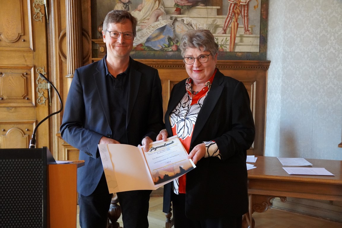 Prof. Dr. med. Stefan Maier und Eva Waldmann von den Büchereien