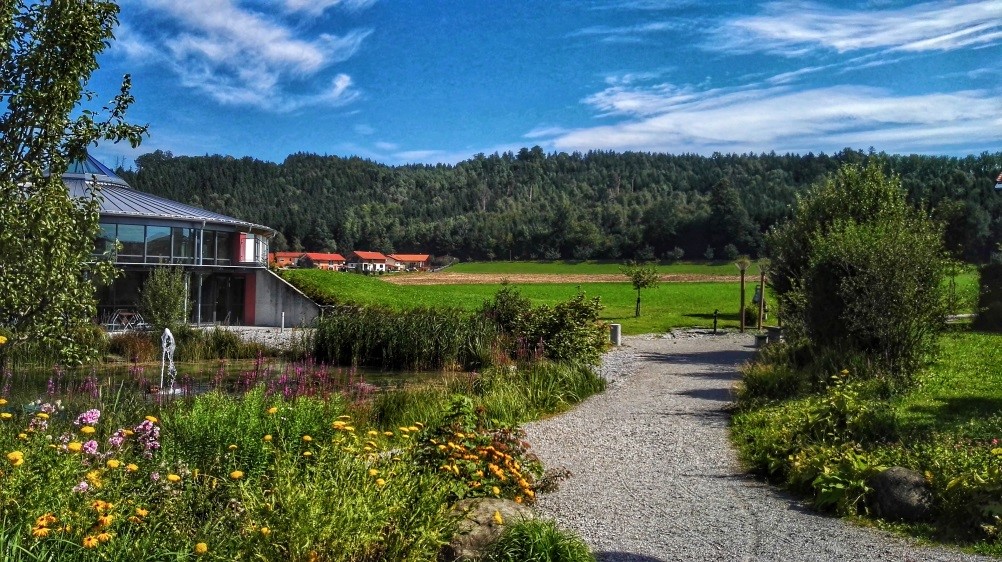 Der Rainer-Endisch-Saal in Herzogsägmühle von außen, mit schönem Ausblick und Teich  Bild: Felix Franke  