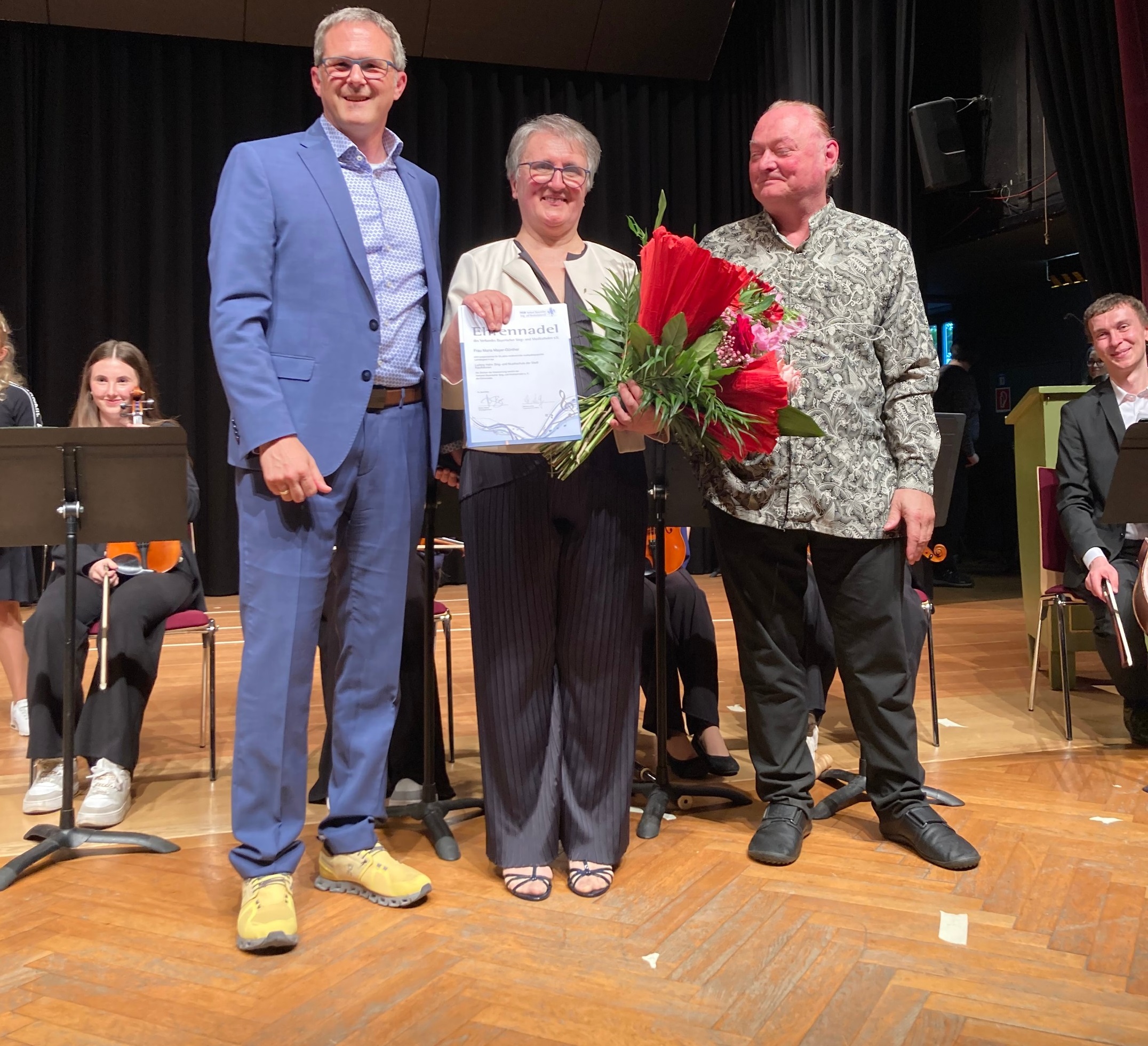 v.l.n.r.: Bürgermeister Oliver Schill, Maria Mayer-Günther, Martin Klein, Leiter der Musik-schule und Vorstandsmitglied im VBSM.
Foto: Felix Müller