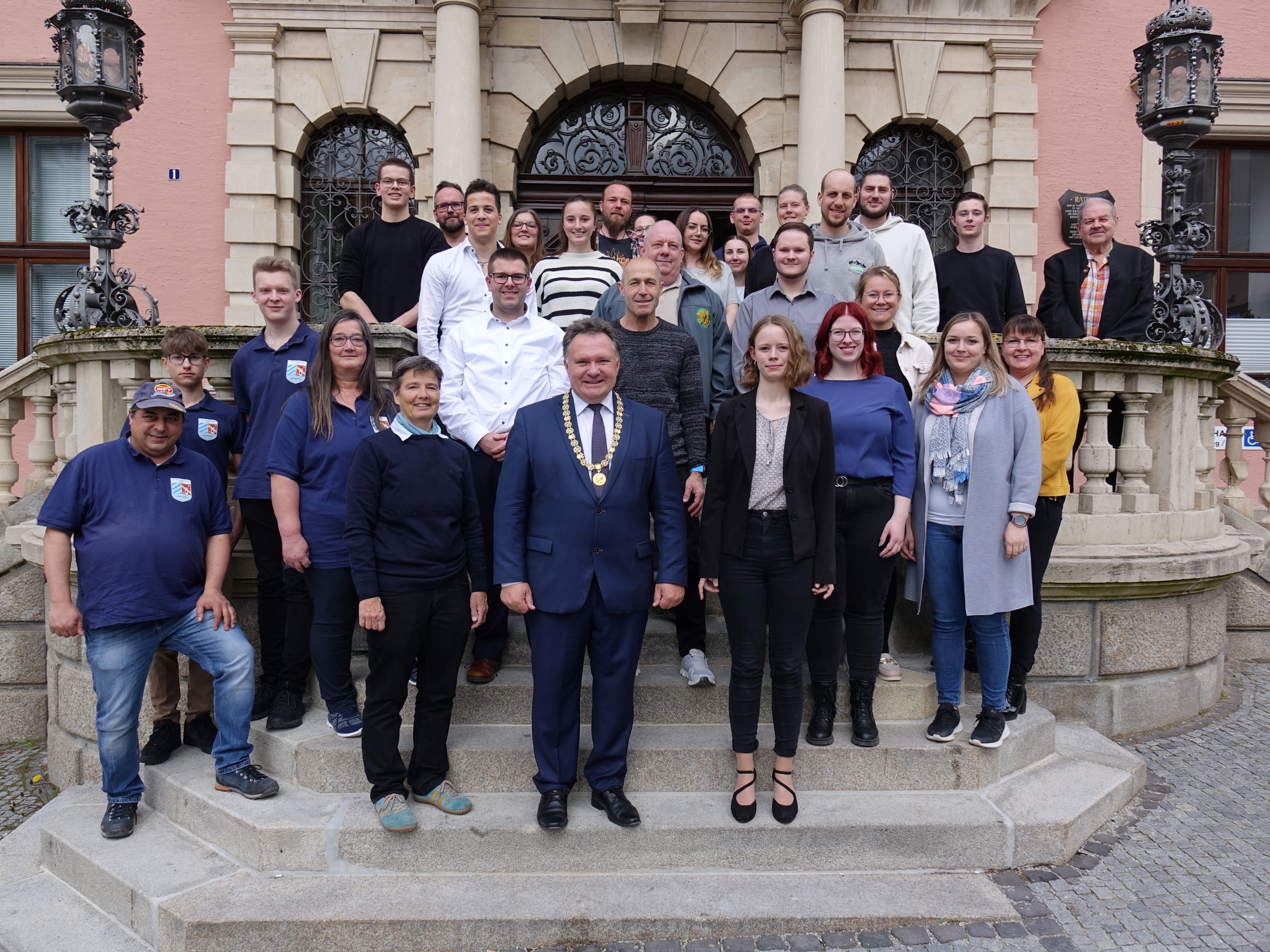 Oberbürgermeister Stefan Bosse mit den zu Ehrenden in der Jugendarbeit. Foto: Stadt Kaufbeuren