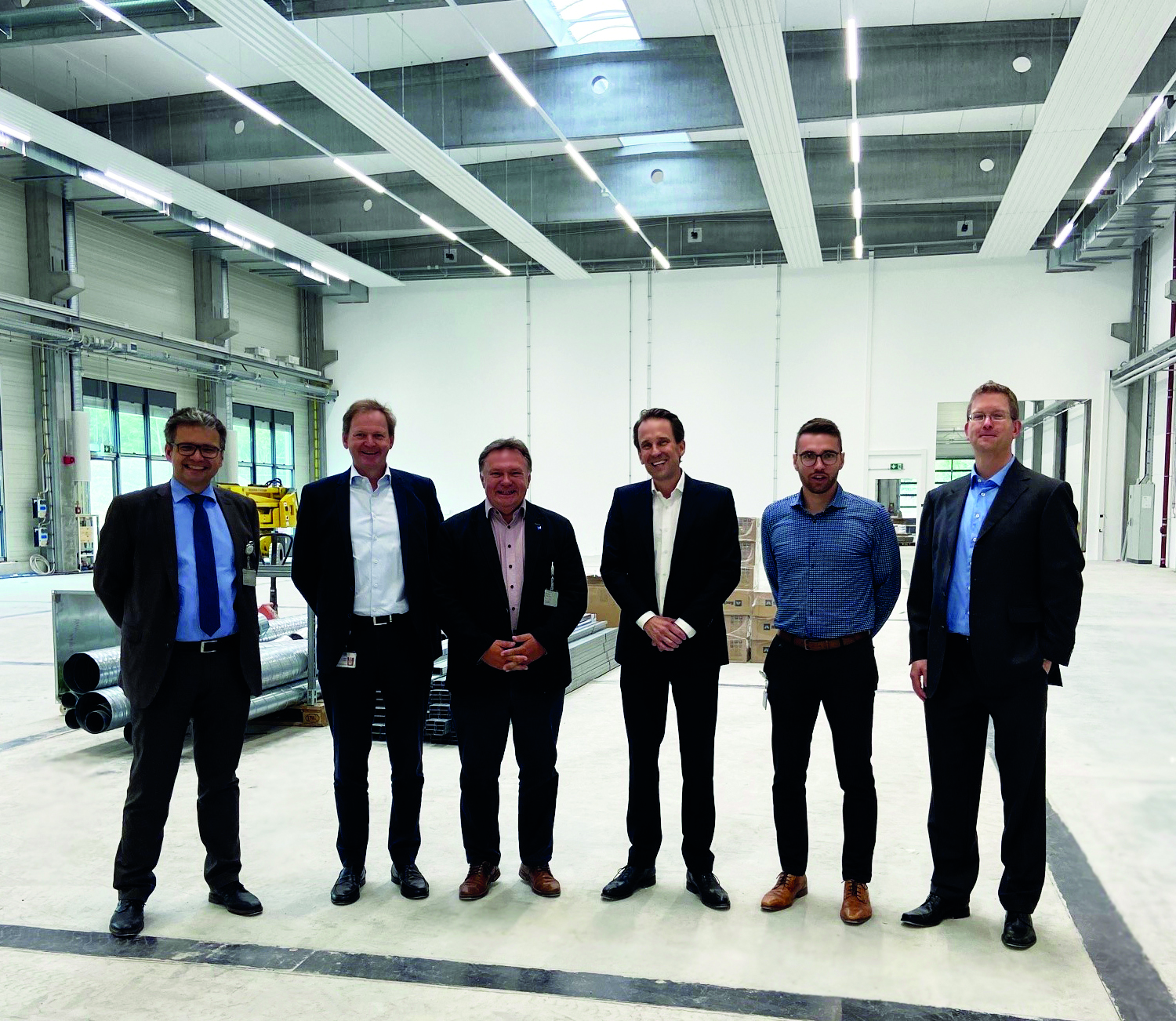 von links: (von links) Peter Igel (Leiter Stabsstelle Büro Oberbürgermeister Kaufbeuren), Dr.-Ing. Stefan Heun (Geschäftsführung Schleifring GmbH), Stefan Bosse (Oberbürgermeister Stadt Kaufbeuren), Stephan Bode (Vorsitzender der Geschäftsführung Schleifring GmbH), Tobias Müller (Abteilungsleiter Wirtschaftsförderung Stadt Kaufbeuren), Christoph Engelhard (Werksleiter Schleifring GmbH Kaufbeuren)