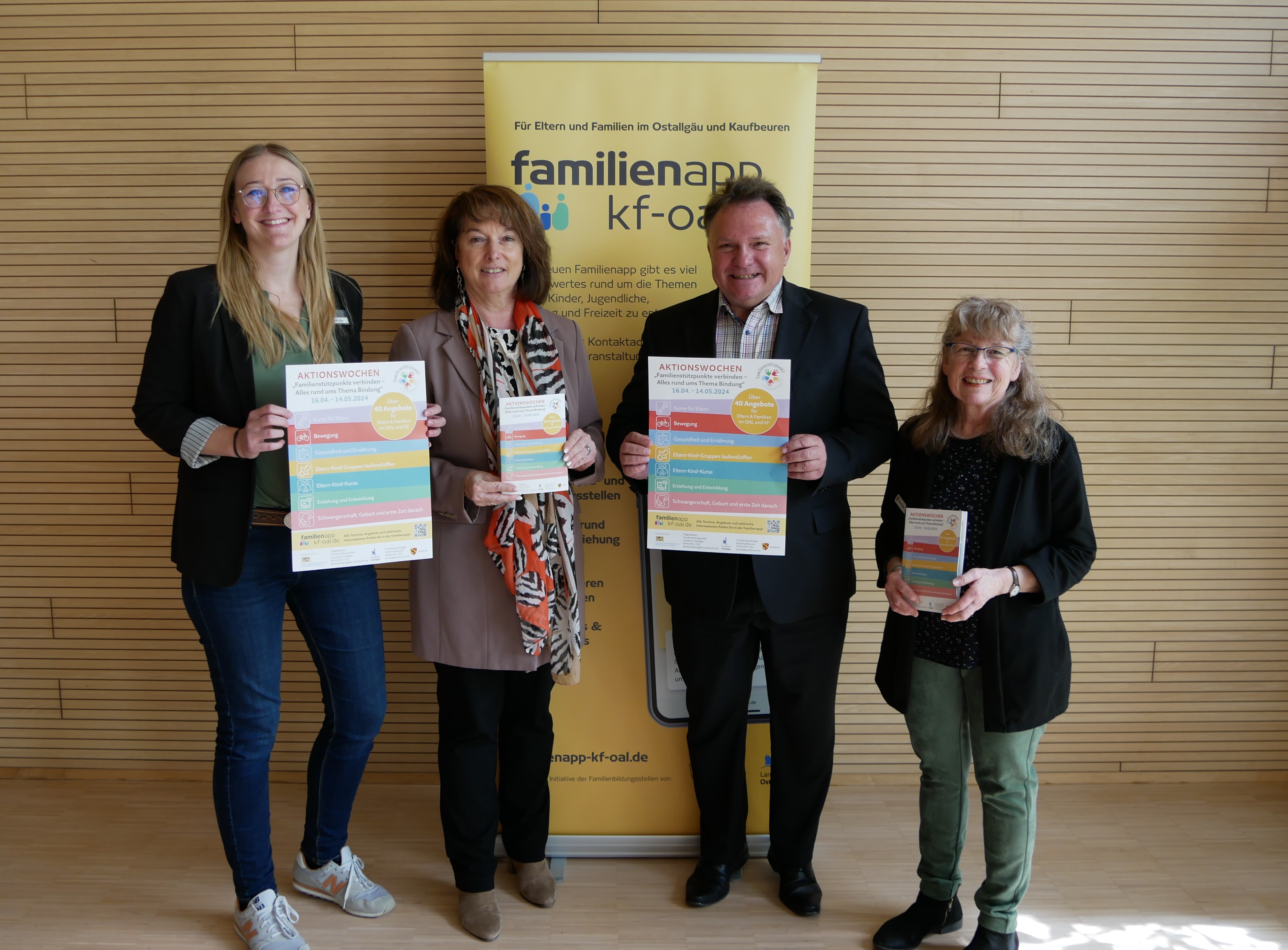 Auf dem Foto v. l.: Isabel Costian von der Familienbildungsstelle des Landkreises Ostallgäu, Landrätin Maria Rita Zinnecker, Oberbürgermeister Stefan Bosse und Elke Schad, Familienbeauftragte der Stadt Kaufbeuren. Foto: Landkreis Ostallgäu