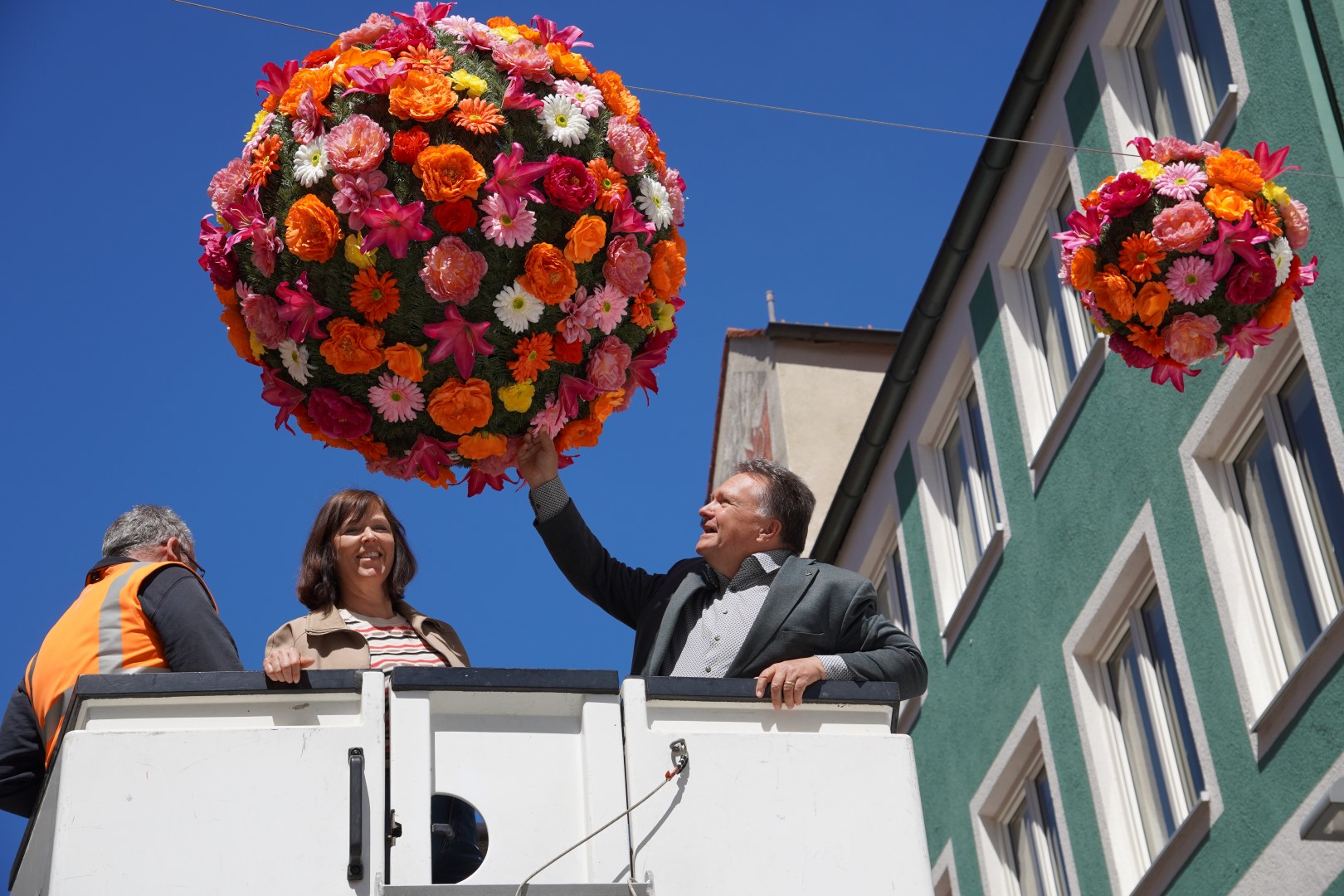 Oberbürgermeister Stefan Bosse und Claudia Geyrhalter machen sich von Nahmen ein Bild von den Flowerballs.