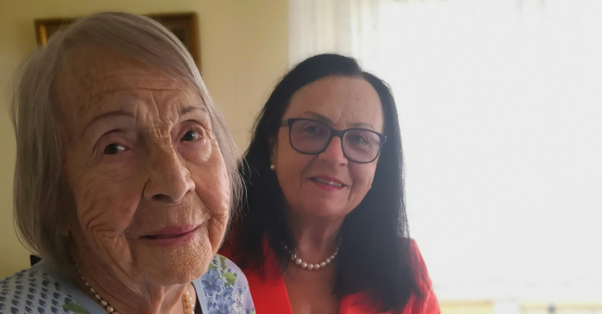 Dr. Erika Rössler (rechts) gratulierte Jutta Dachs zu ihrem 100. Geburtstag. Foto: Margit Hacker