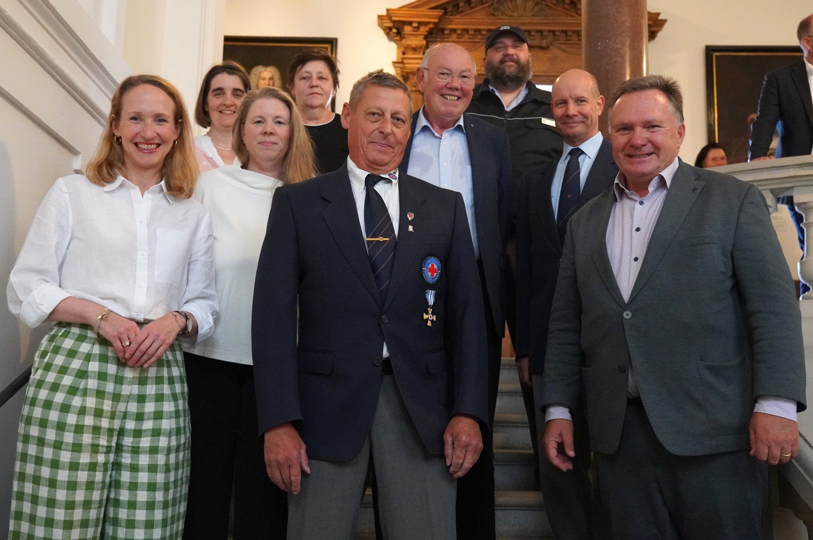 von links nach rechts:
Zweite Bürgermeisterin Julia von Stillfried, Sabine Melchior, Sybille Bäurle, Claudia Melicharek, Elmar Gailhofer, Herbert Lachenmayer, Michael Gschwender, Hartmut Simon und Oberbürgermeister Stefan Bosse
Foto: Svenja Moller/Stadt Kaufbeuren