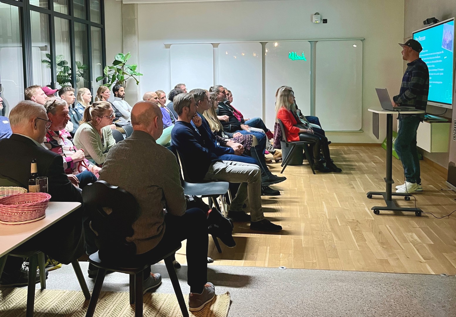 Beim Gründerstammtisch Ostallgäu-Kaufbeuren referierte unter anderem Kevin Kärst über seine Gründungsgeschichte.
Foto: Marc Pohl/Linara Kaufbeuren GmbH
