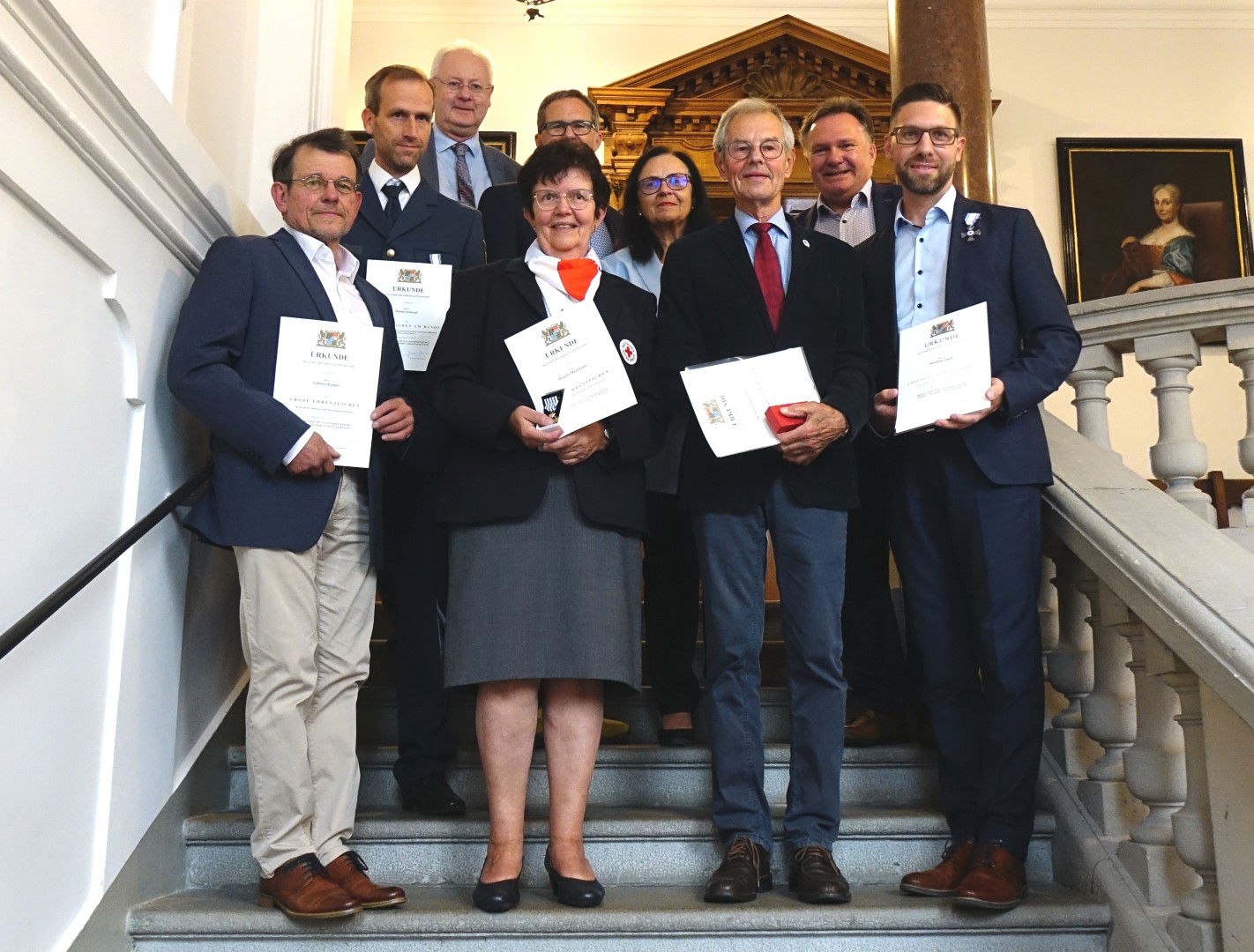 Vorne von links: Günter Kasper, Brigitte Hartmann, Dr. Peter Gleichsner, Matthias Quell; dahinter von links: Daniel Scharpf, Bernhard Pohl, Oliver Schill, Dr. Erika Rössler, Stefan Bosse
Foto: Svenja Moller/Stadt Kaufbeuren

