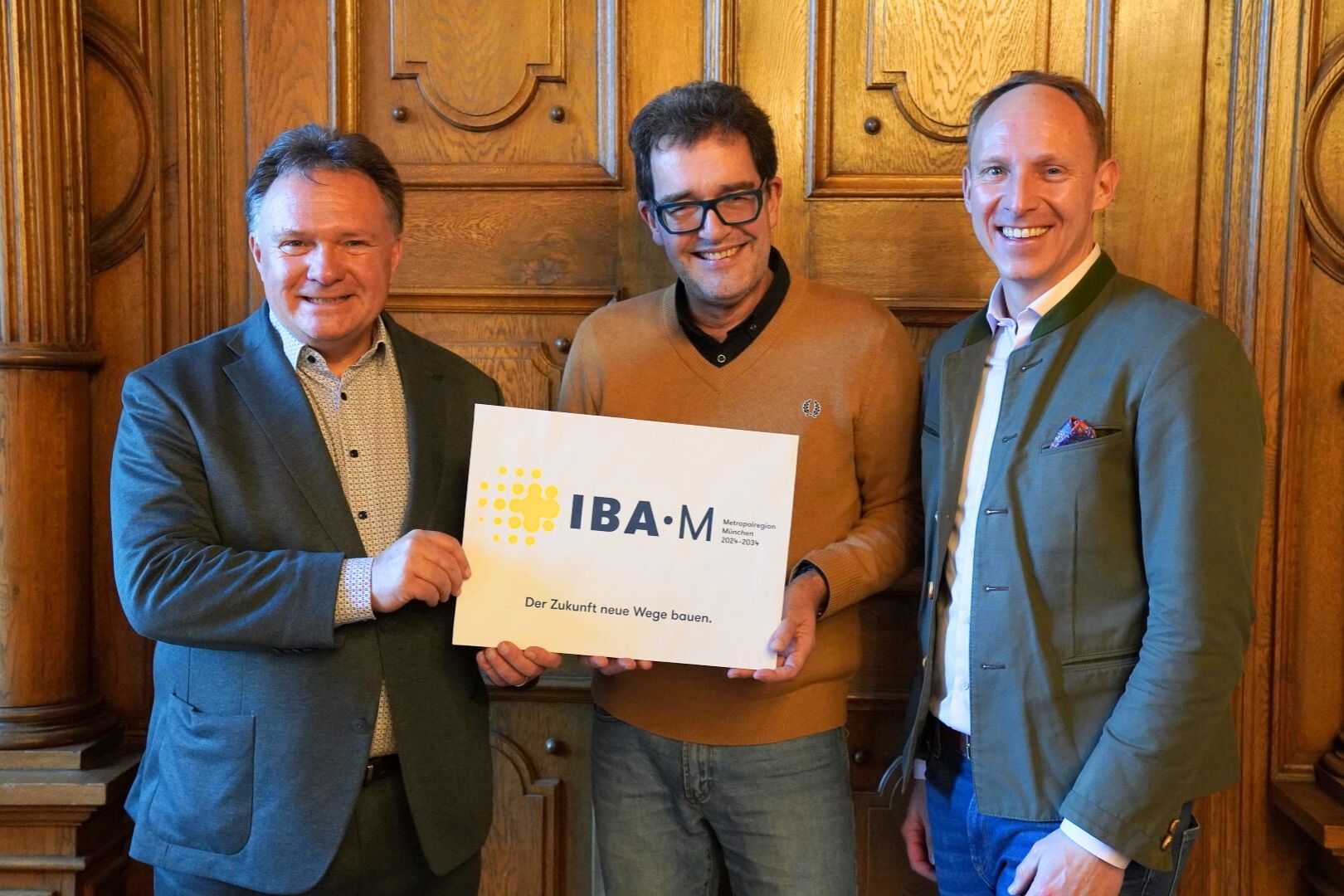 Prof. Dr. Oliver Weigel, Geschäftsführer der IBA (Mitte), wurde von Oberbürgermeister Stefan Bosse (links) und Wirtschaftsreferent Andreas Bauer in Kaufbeuren begrüßt.
Foto: Svenja Moller/Stadt Kaufbeuren