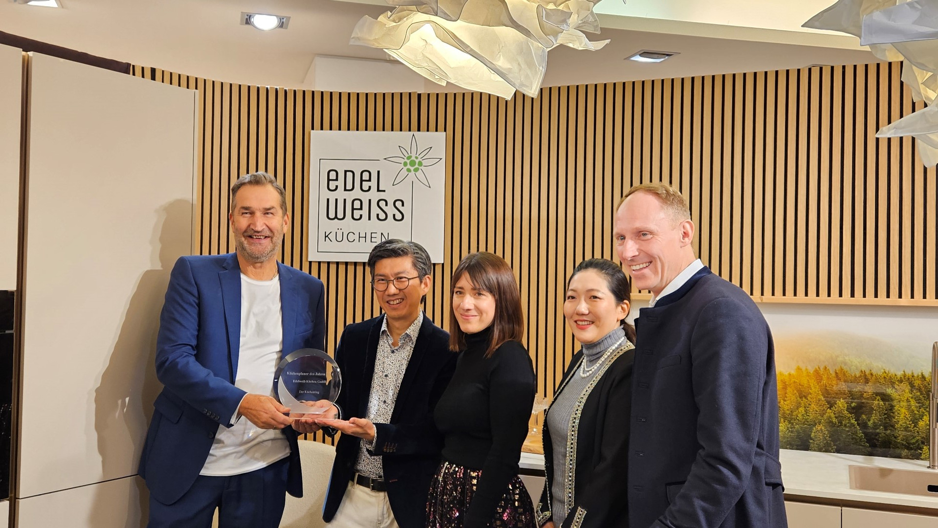 v.l.n.r.: Bernd Gersitz, Branchenverband Küchenring, Preisträger Vinh Thuan La, Planerin Katharina Ostner, Hua Xie und Wirtschaftsreferent Andreas Bauer