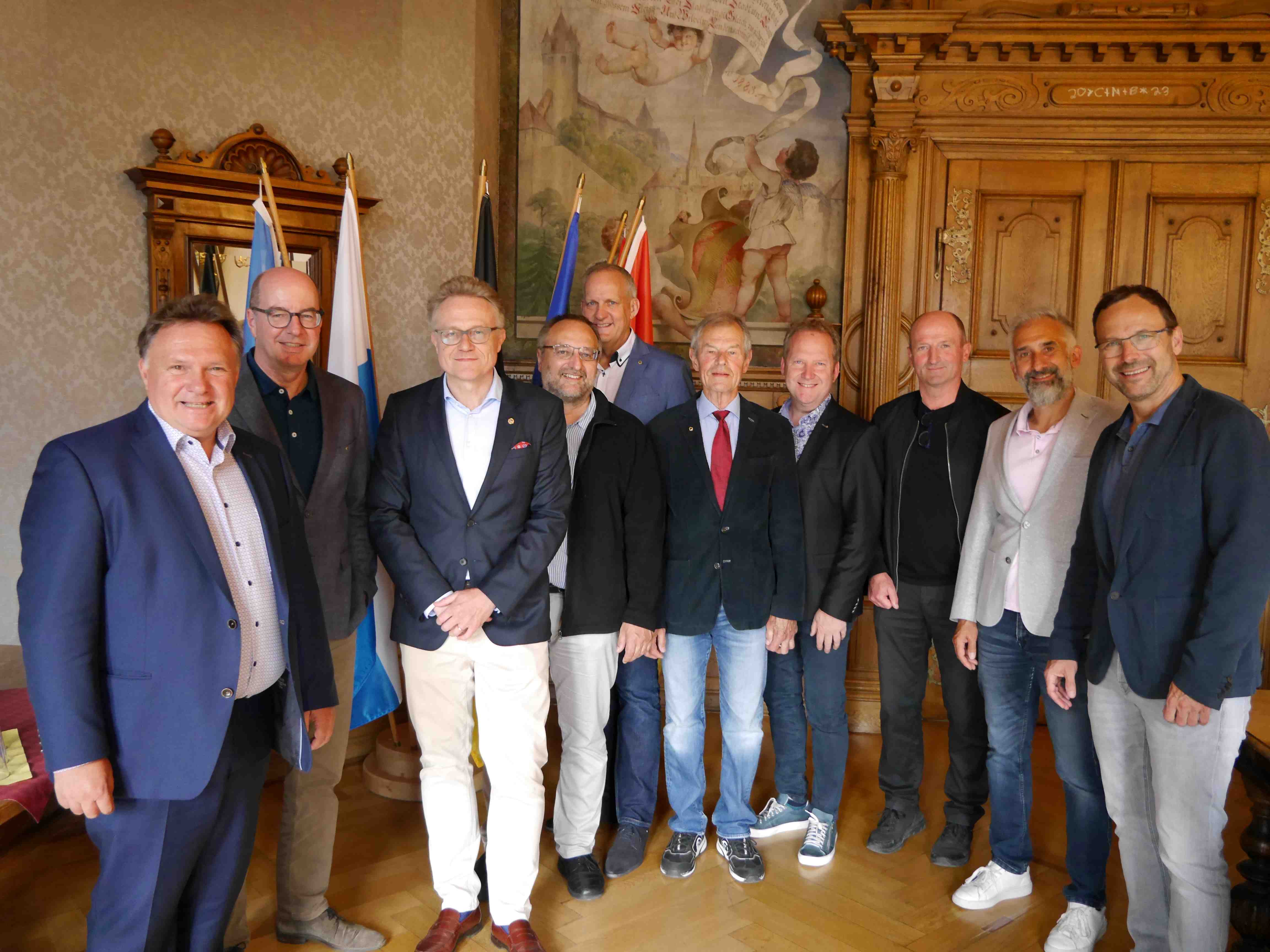 Lions Club 2023; v.l.: 
Oberbürgermeister Stefan Bosse, Gerhard Langseder, Dr. Norbert Rehle, Christof Walter, Dirk Streichert, Dr. Peter Gleichsner, Dieter Schaurich, Wendelin Burkhardt, Dr. Markus Groß, Dr. Rochus Höhne; Bildnachweis: Peter Igel / Stadt Kaufbeuren