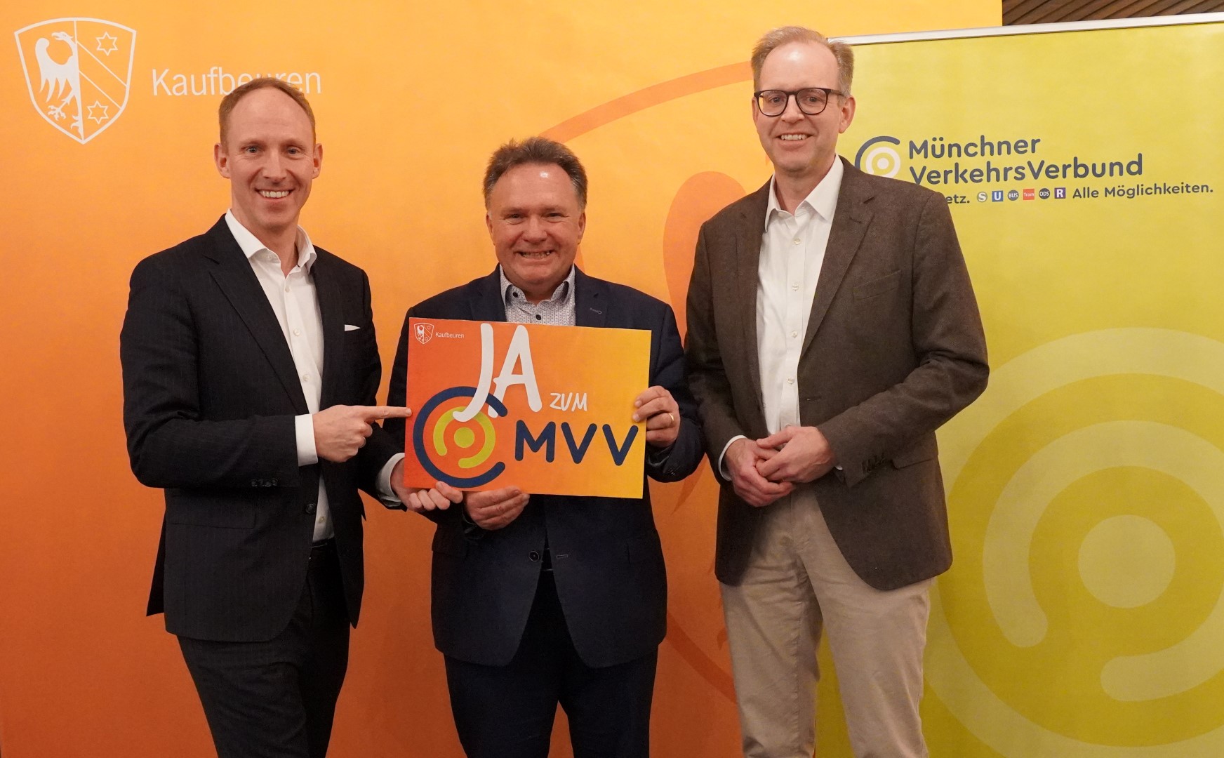 Kaufbeurens Oberbürgermeister Stefan Bosse (Mitte) und Wirtschaftsreferent Andreas Bauer (links) begrüßen Dr. Bernd Rosenbusch vom MVV in Kaufbeuren.
Foto: Svenja Moller/Stadt Kaufbeuren