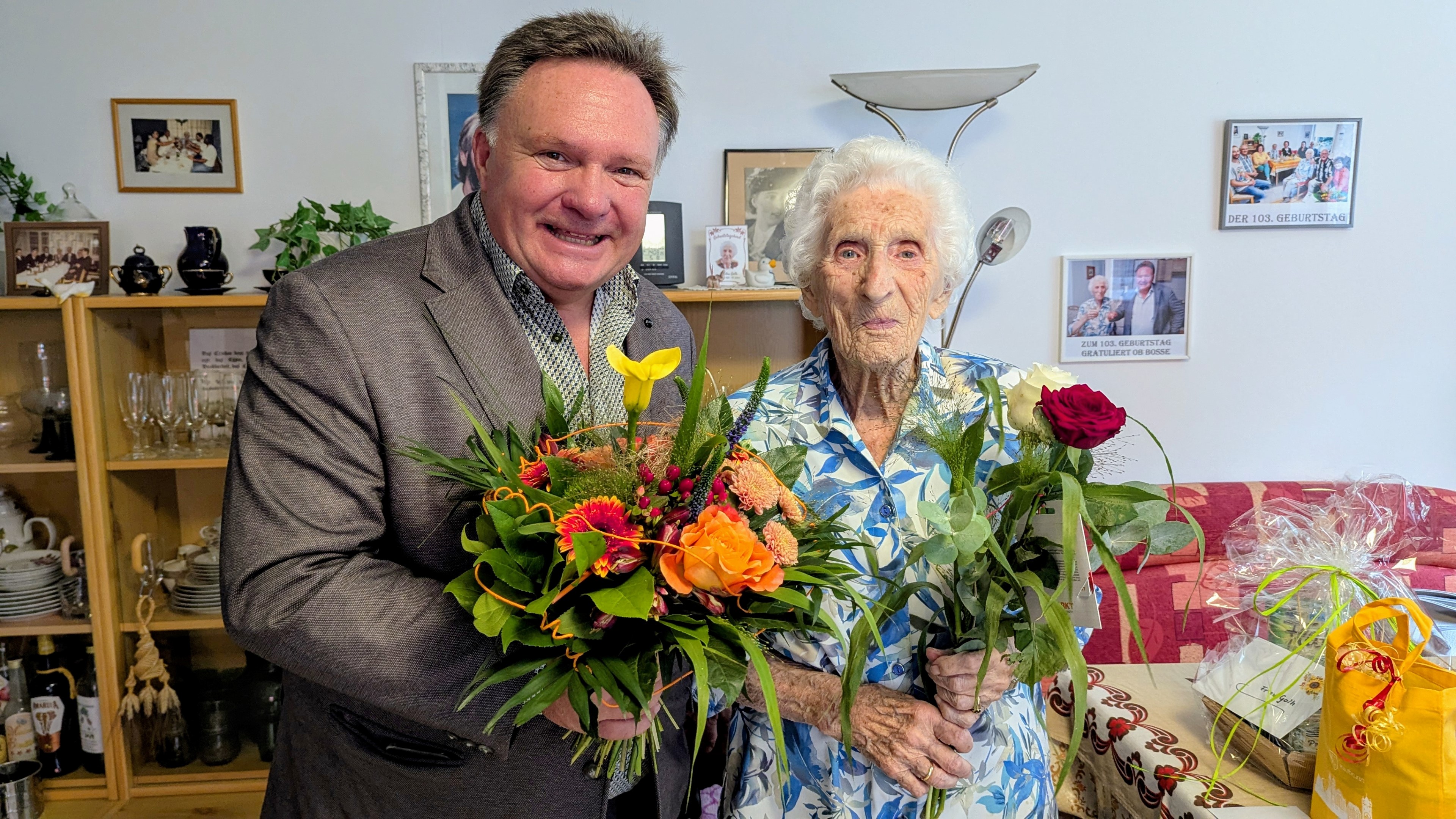 Oberbürgermeister Stefan Bosse mit Martha Goth.
Foto: Christoph Rothe/Stadt Kaufbeuren