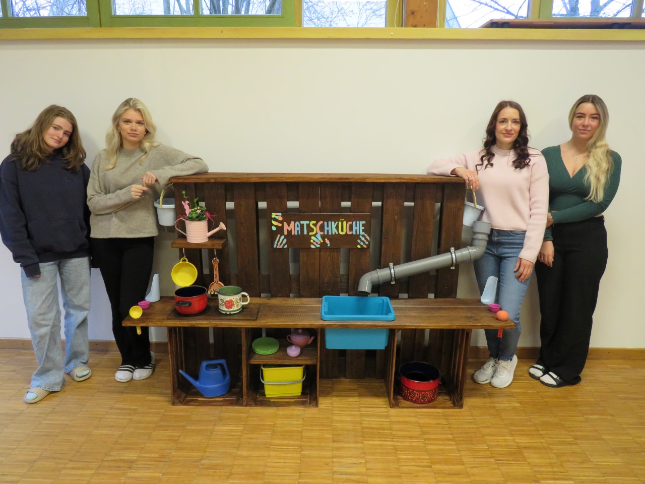 Name der Studierenden der FAKS von links nach rechts: Lena Hossenfelder, Pia Haggemüller, Natalie Hanser, Milena Cicuttin