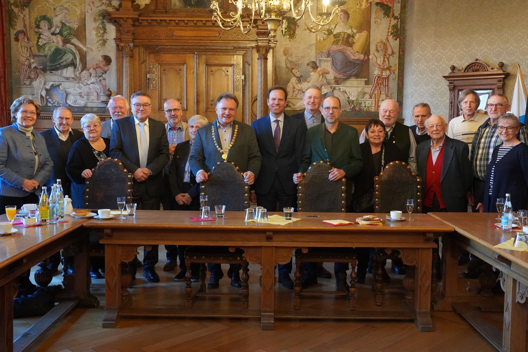 Oberbürgermeister Stefan Bosse empfing den Gablonzer Heimatkreis im Rathaus.
Bild: Svenja Moller/Stadt Kaufbeuren