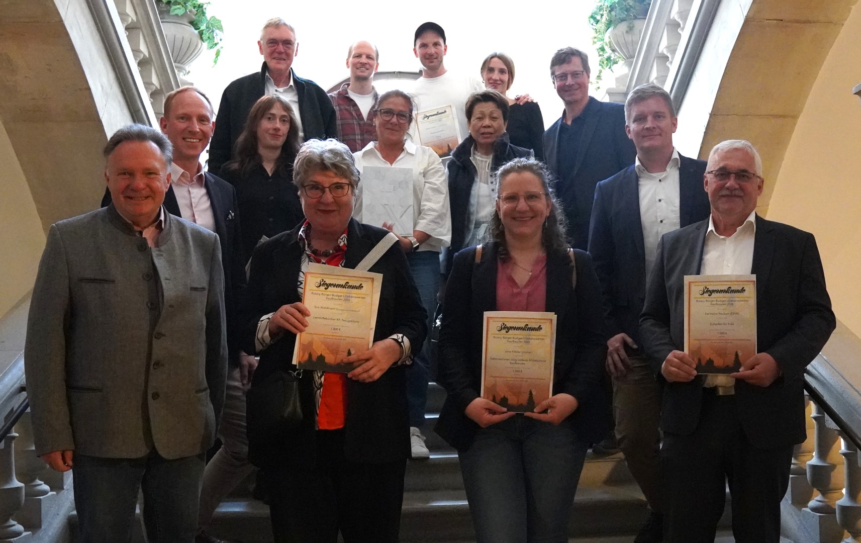 hinten:
Wolfgang Ewald, Moritz Zasche, Daniel Fischer, Amelie Hufmann, Prof. Dr. med. Stefan Maier
Mitte:
Wirtschaftsreferent Andreas Bauer, Maria Dopslaf, Andrea Lehmann, Linda Gebser, Martin Boneberger
unten:
Oberbürgermeister Stefan Bosse, Eva Waldmann, Jana Köbler-Linsner und Karlheinz Peukert

Bild: Tobias Müller/Stadt Kaufbeuren