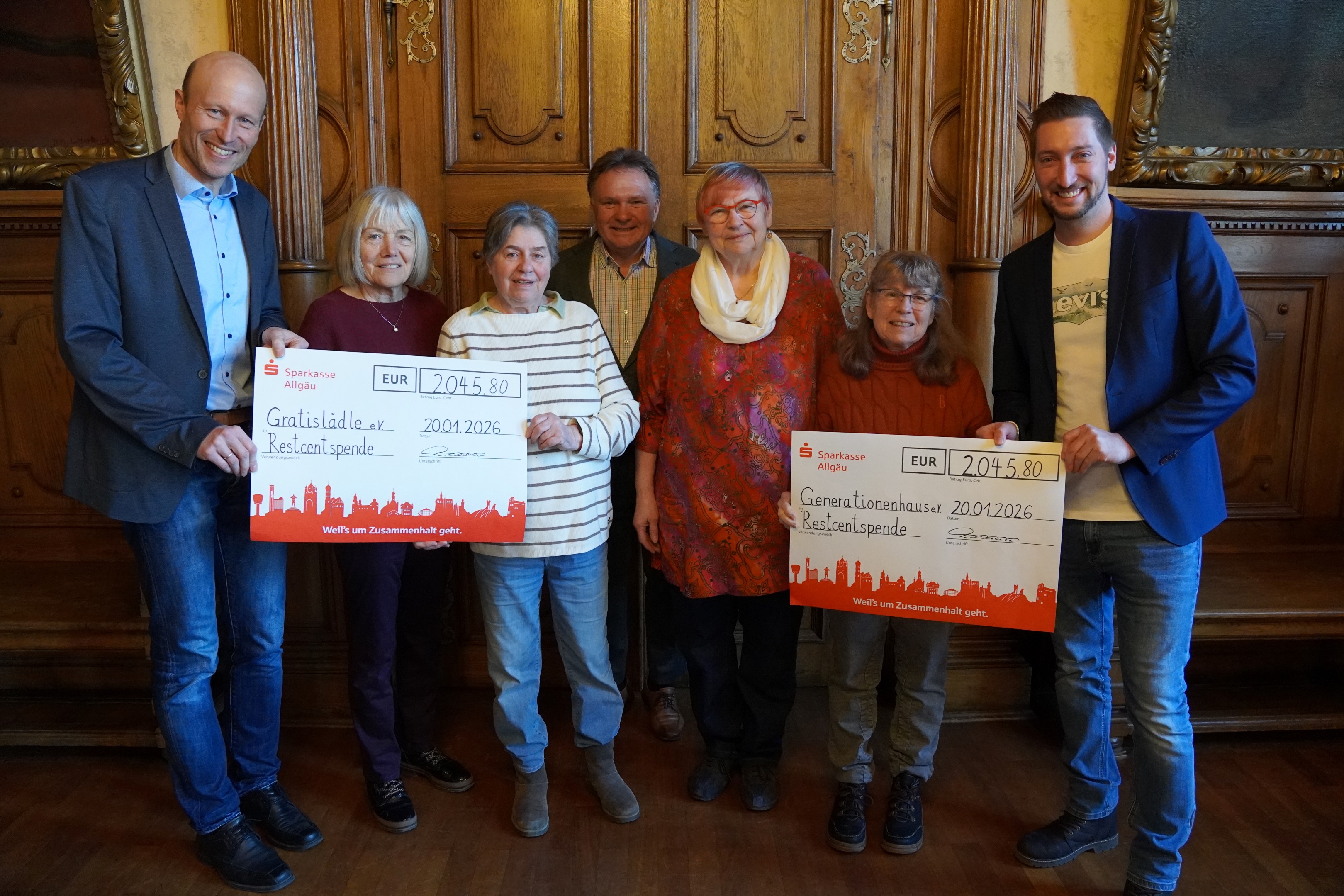 v.l.n.r.: Markus Trinkwalder (Vor-sitzender des Personalrats der Stadt Kaufbeuren), Linde Obere-cker (Tafel Kaufbeuren), Gertrud Sauter (Vorsitzende Gratislädle e.V.), OB Stefan Bosse, Angelika Lausser (Generationenhaus), Elka Schad (Generationenhaus), Felix Baumann (Vorstand Personalrat der Stadt Kaufbeuren)
Foto: Christoph Rothe/Stadt Kaufbeuren