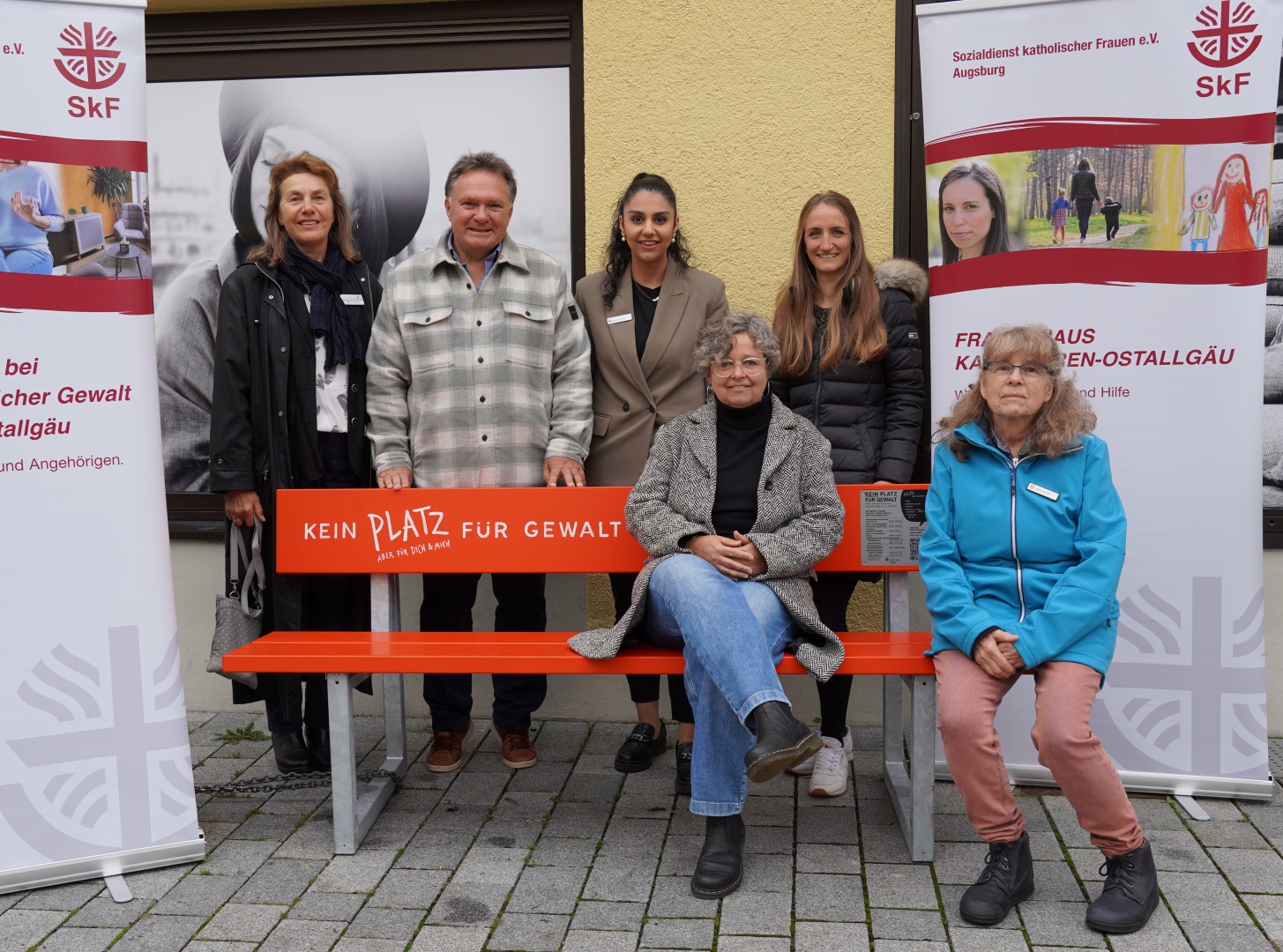 oben von links: Heike Krautloher, Gleichstellungsbeauftragte des Landkreises Ostallgäu, Oberbürgermeister Stefan Bosse, Rahime Diler, Filialleiterin Sparkasse in Kaufbeuren, Lisa Knorr, Beraterin bei der Beratungsstelle für häusliche Gewalt.
unten von links: Katja Mann, Leitung Frauenhaus Kaufbeuren, Elke Schad, Gleichstellungsbeauftragte der Stadt Kaufbeuren
Foto: Svenja Moller/Stadt Kaufbeuren