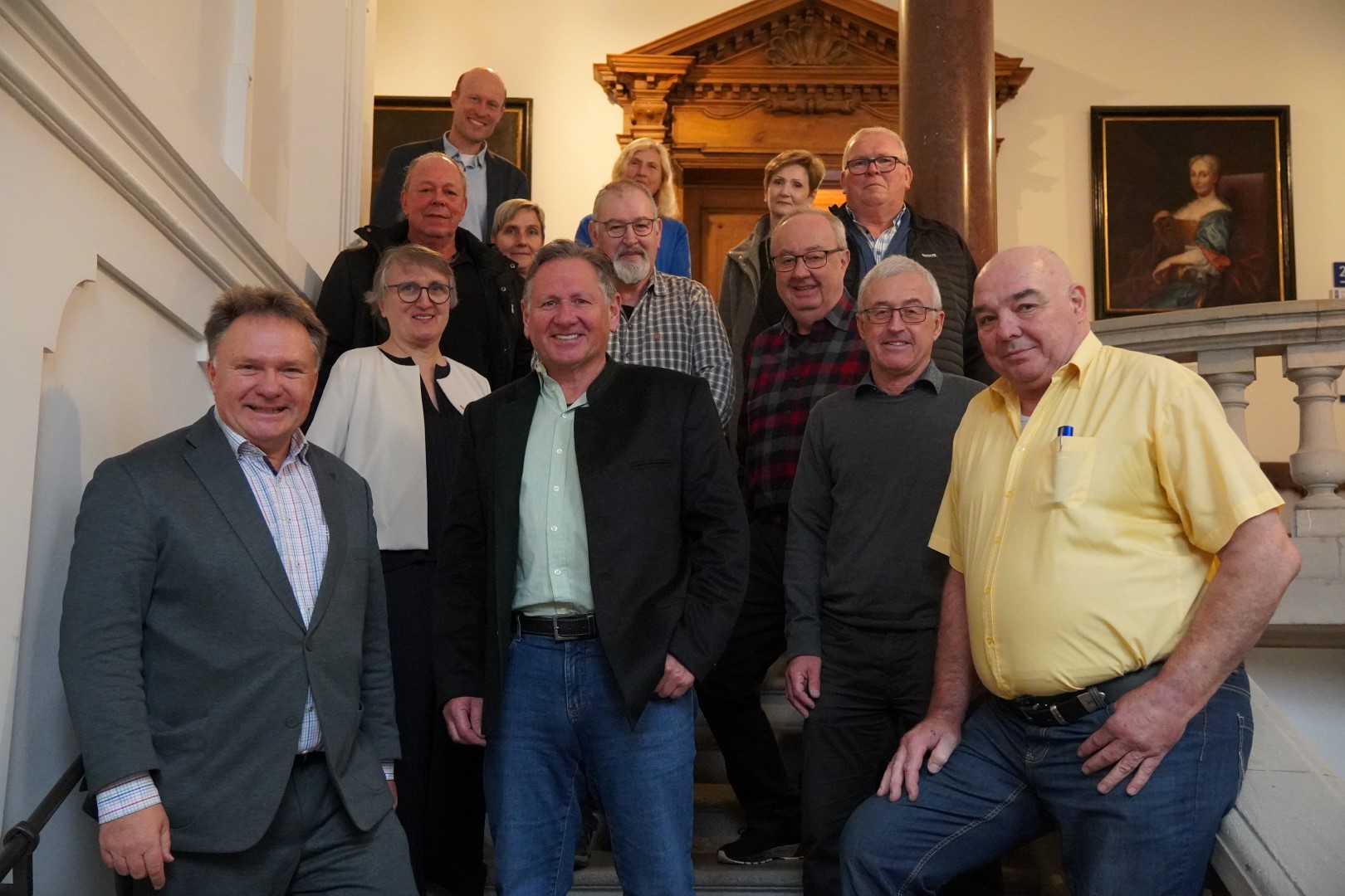 Oberbürgermeister Stefan Bosse (unten links) und Markus Trinkwalder (oben links), Personalratsvorsitzender, verabschiedeten Mitarbeiterinnen und Mitarbeiter in den Ruhestand.