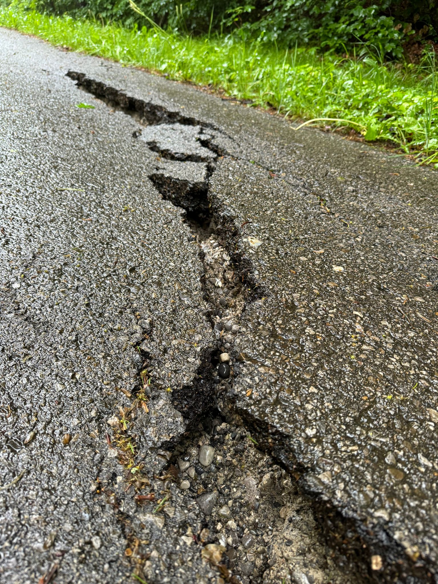 Schäden am Geh- und Radweg Richtung Biessenhofen. Foto: Stadt Kaufbeuren