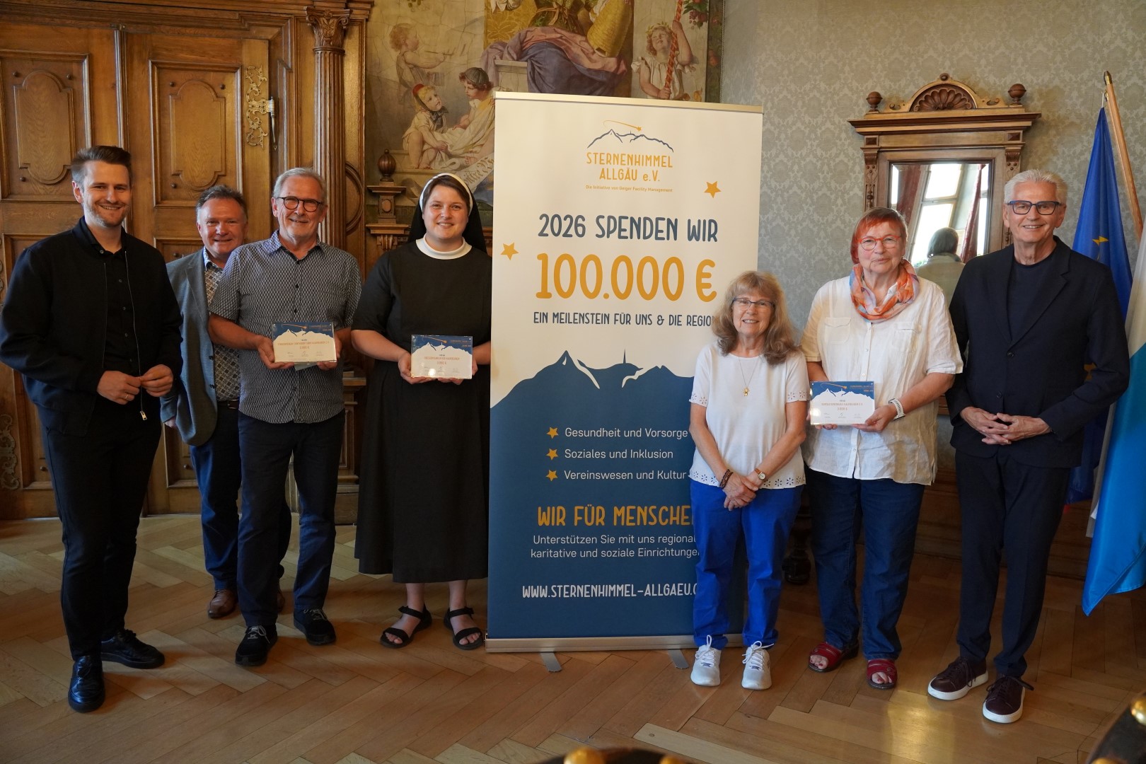 Das Crescentiakloster, das Generationenhaus und der Fünfknopfturmverein freuten sich über die Spende vom Sternenhimmel Allgäu e. V.
Foto: Svenja Moller/Stadt Kaufbeuren