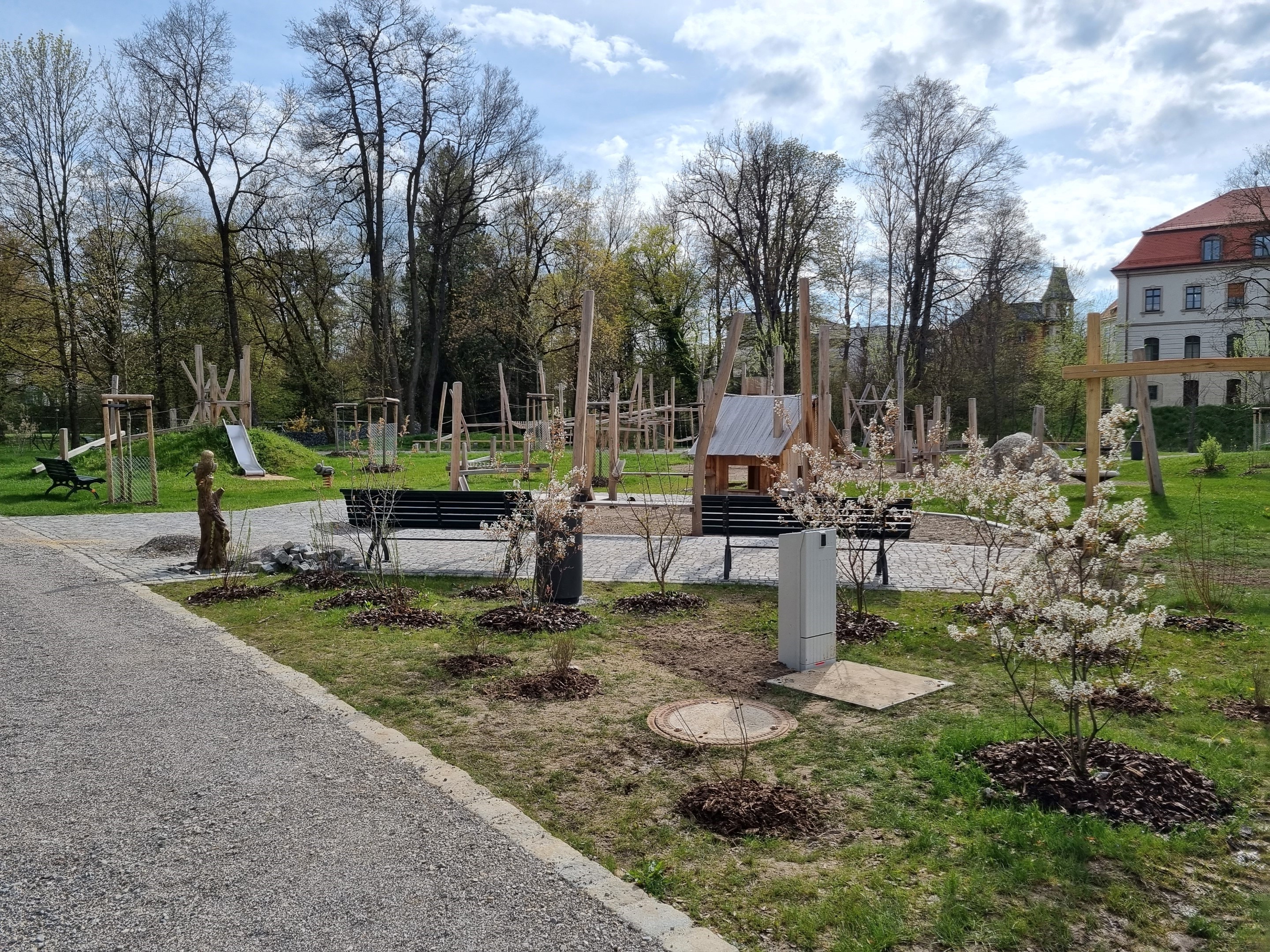 Direkt gegenüber der Veranstaltungsfläche wird demnächst der Spielplatz eröffnet.