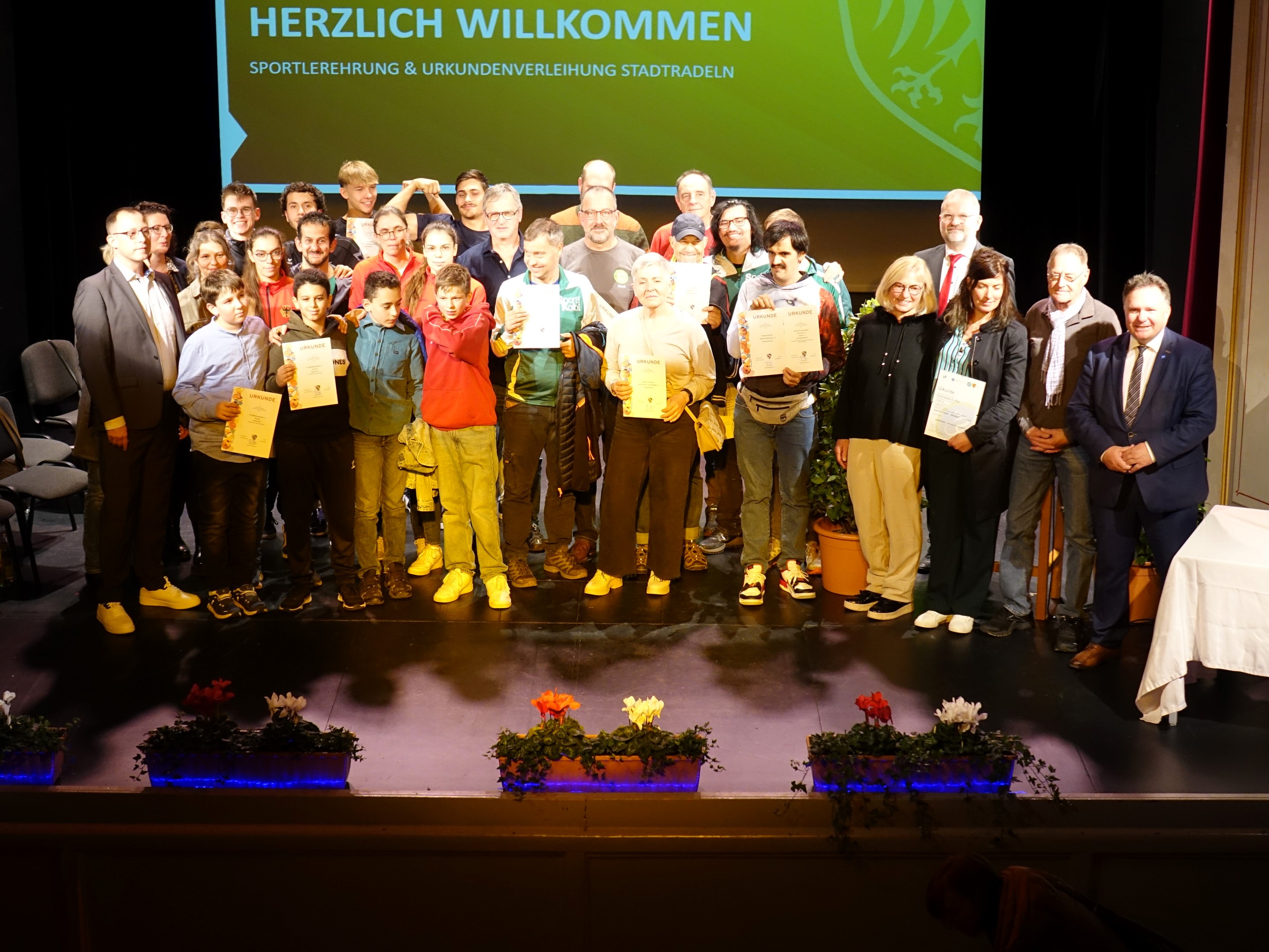 Die für ihre Leistungen ausgezeichneten Sportlerinnen und Sportler. Foto: Christoph Rothe/Stadt Kaufbeuren