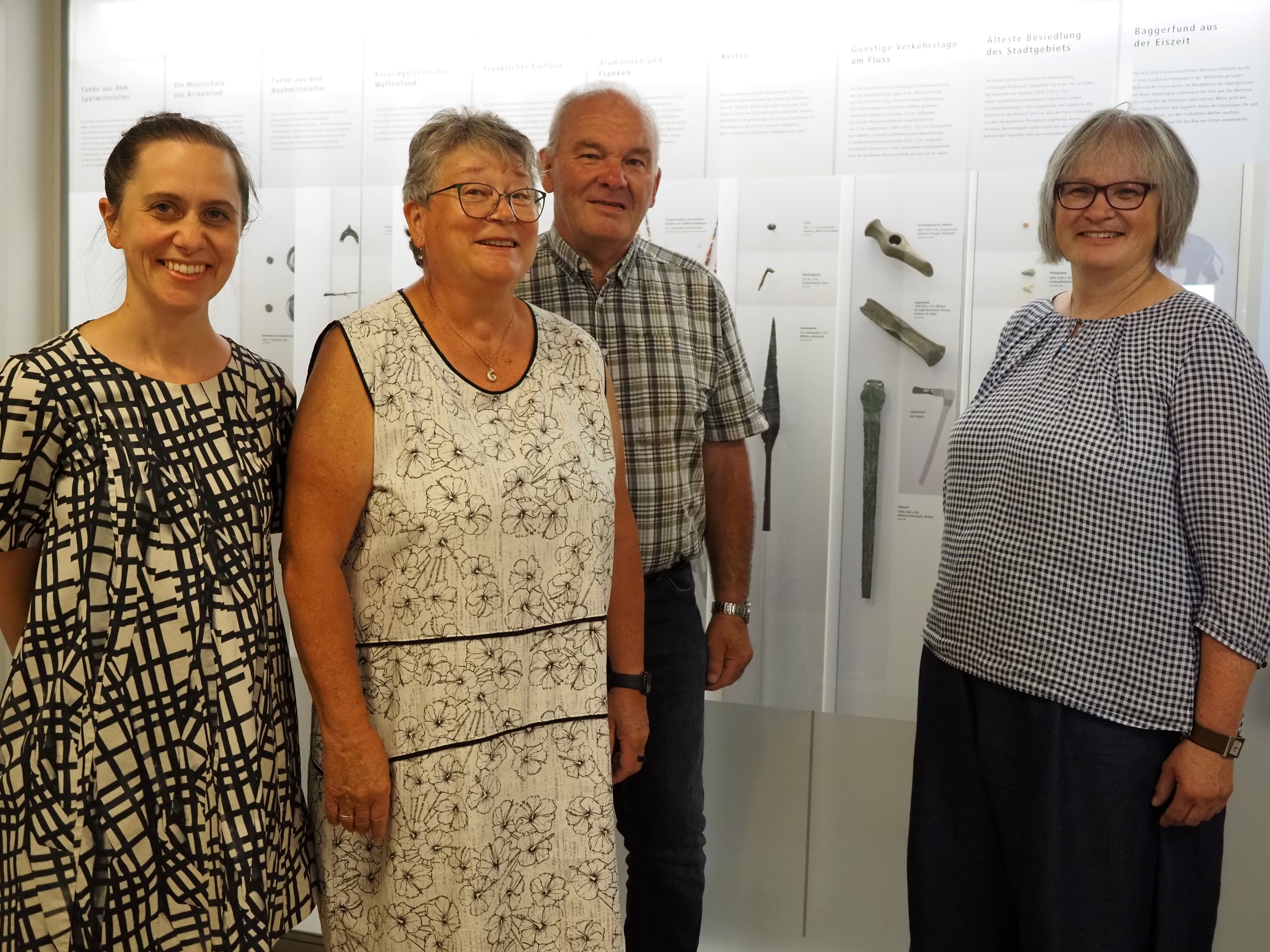 v.l.n.r.: Museumsleiterin Petra Weber mit den Schenkern vor der neu gestalteten Vitrine (v.l.n.r. Museumsleiterin Petra Weber, Christine Schießler, Helmut Schießler, Elfriede Ebner.

Foto: Stadtmuseum Kaufbeuren