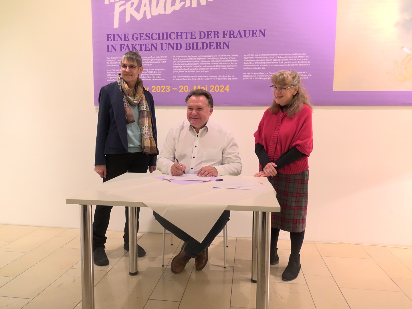 v.l.n.r.: Ulrike Seifert (1. Vorsitzende des Gleichstellungsbeirats), Oberbürgermeister Stefan Bosse, Elka Schad (Gleichstellungsbeauftragte der Stadt Kaufbeuren) bei der Unterzeichnung der Charta der Gleichstellung.
Foto: Tobias Müller/Stadt Kaufbeuren.