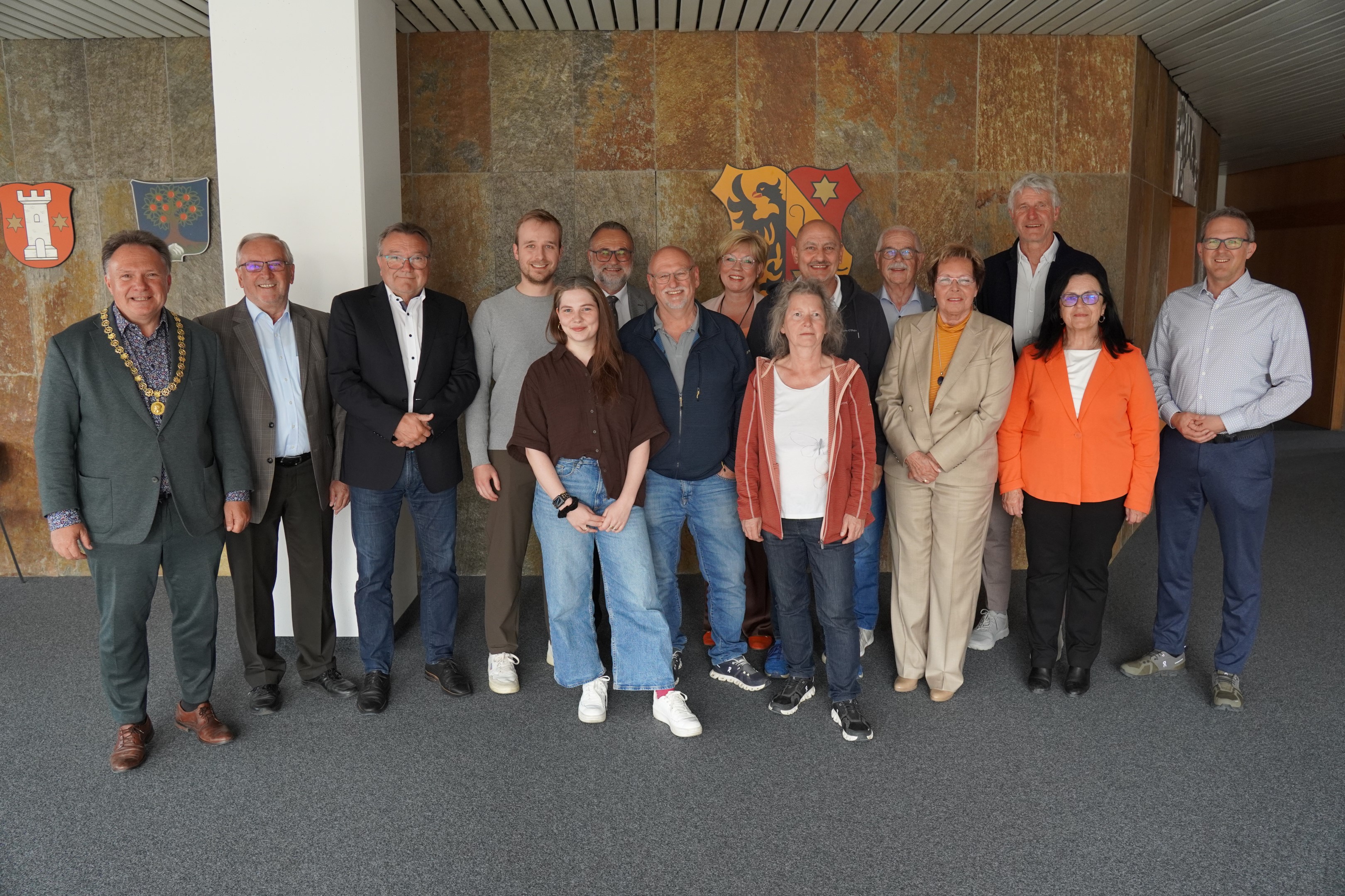 v.l.n.r.: hintere Reihe:
OB Bosse, Werner Stumpe, Ernst Holy, Tobias Würfel, Helmut Folter, Bernadette Glückmann, Walter Nocker, Ernst Schönhaar, Arthur Müller

vordere Reihe:
Hannah Okul-Rieger, Karl Eichinger, Marita Knauer, Sylwia Pohl, Dr. Erika Rössler, Oliver Schill

Nicht auf dem Foto wegen Abwesenheit: 
Johannes Espermüller, Alexander Dobler, Ulrike Seifert, Martin Valdés-Stauber

Foto: Christoph Rothe/Stadt Kaufbeuren